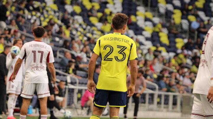 Los Lobos Rojos terminaron siendo parte del menú en Music City/The Red Wolves were part of the menu in Music City