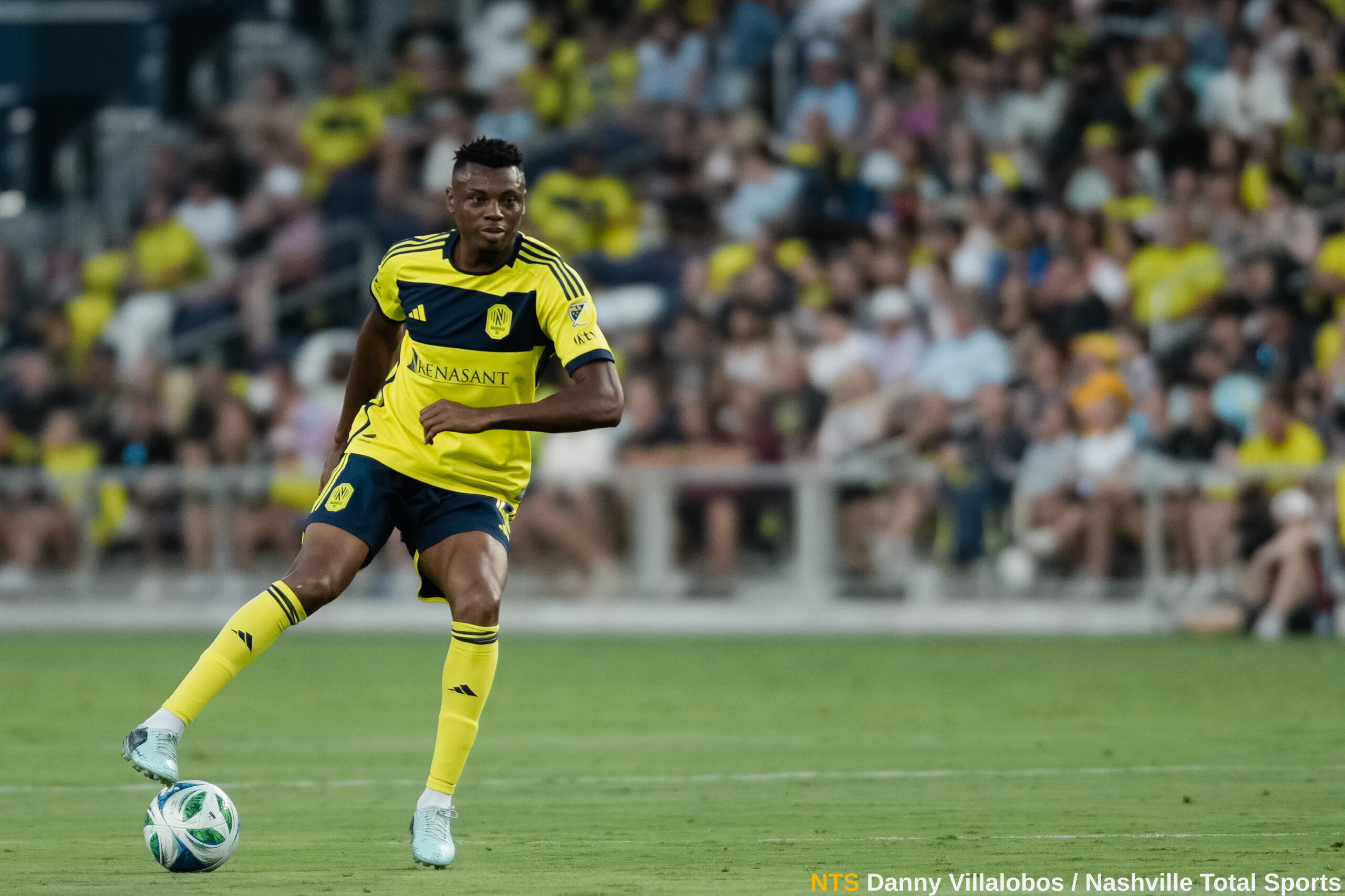 Jeisson Palacios conduce el balón para Nashville SC ante la Philadelphia Union en GEODIS Park el 5 de julio de 2025