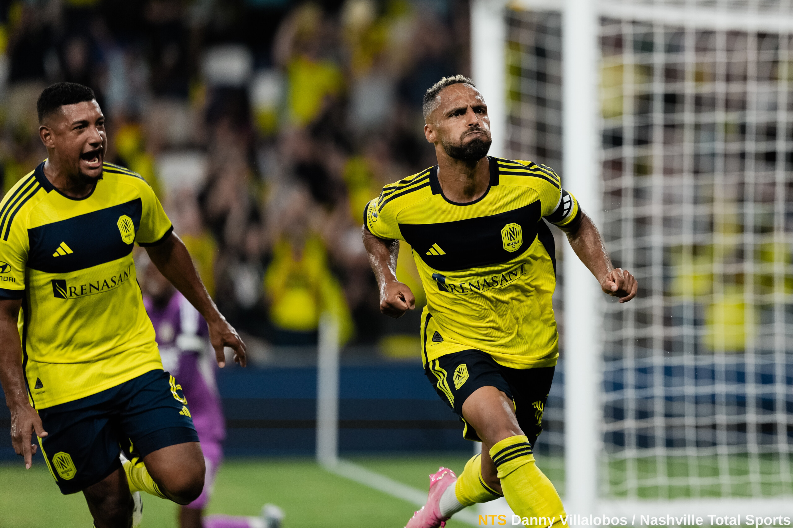 Hany Mukhtar celebra con Bryan Acosta su gol de penal en el Nashville SC vs Philadelphia Union del 5 de julio de 2025 en GEODIS Park