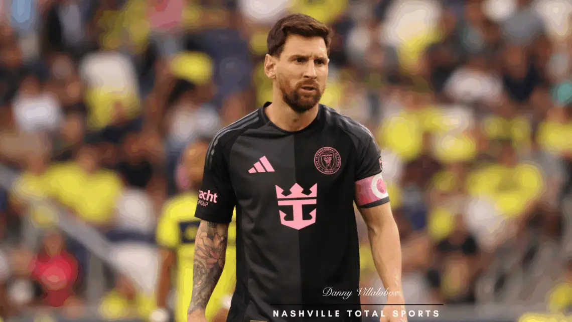 En la guerra de los goles, el que no los hace los ve hacer.