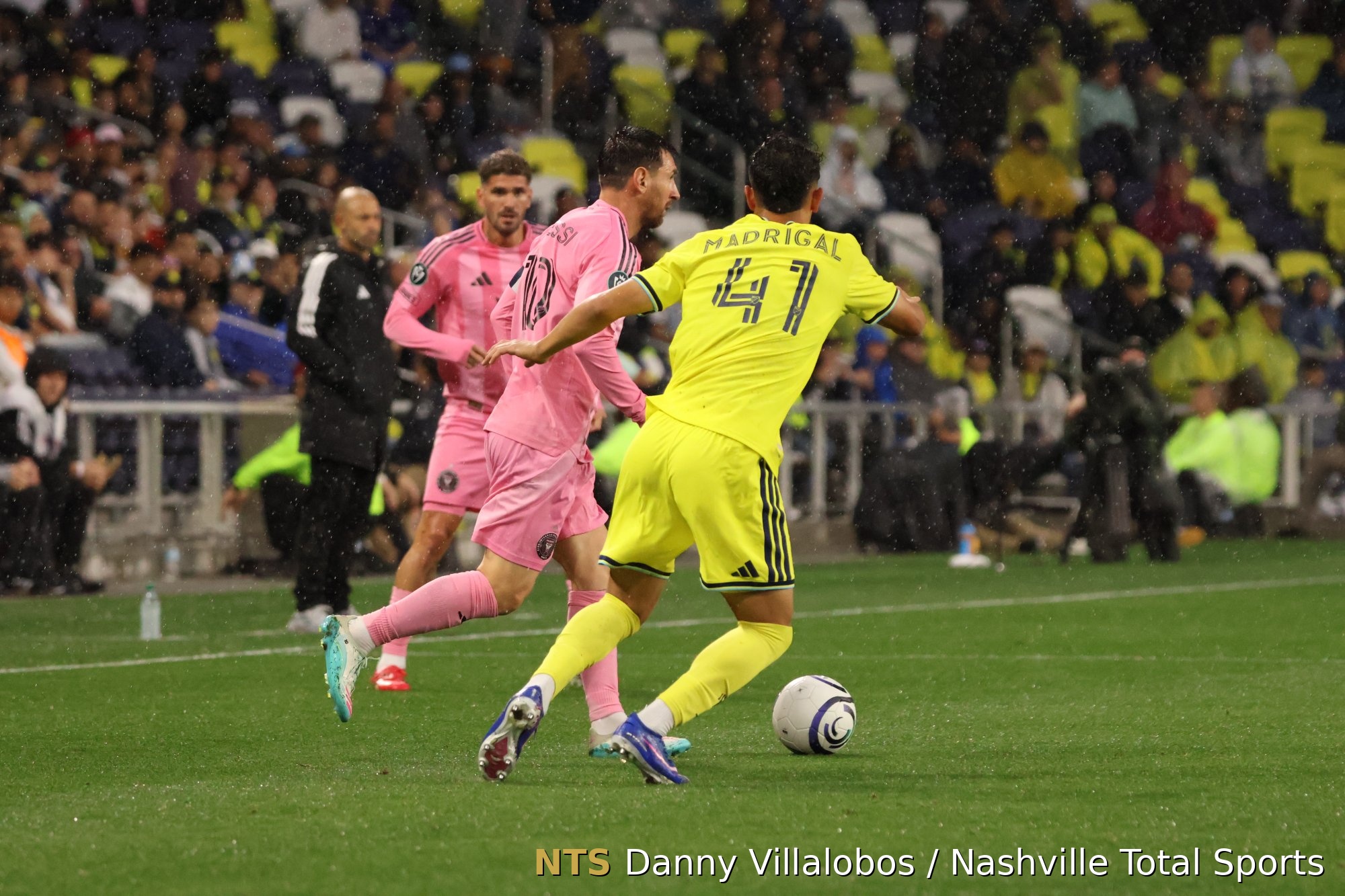 Warren Madrigal con el balón bajo la presión de Lionel Messi en Geodis Park