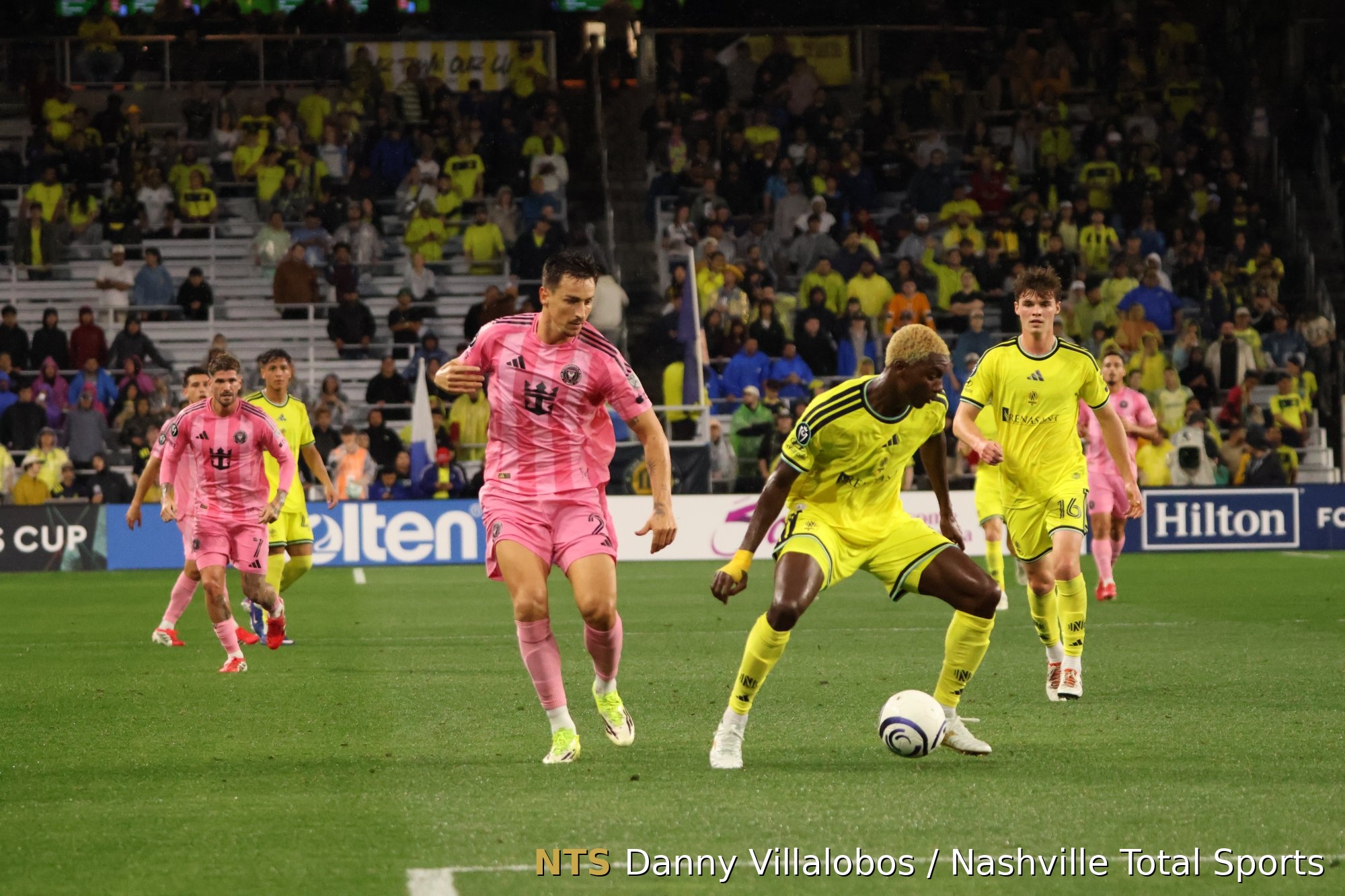 Maxwell Woledzi protege el balón ante la presión de un jugador del Inter Miami en Geodis Park