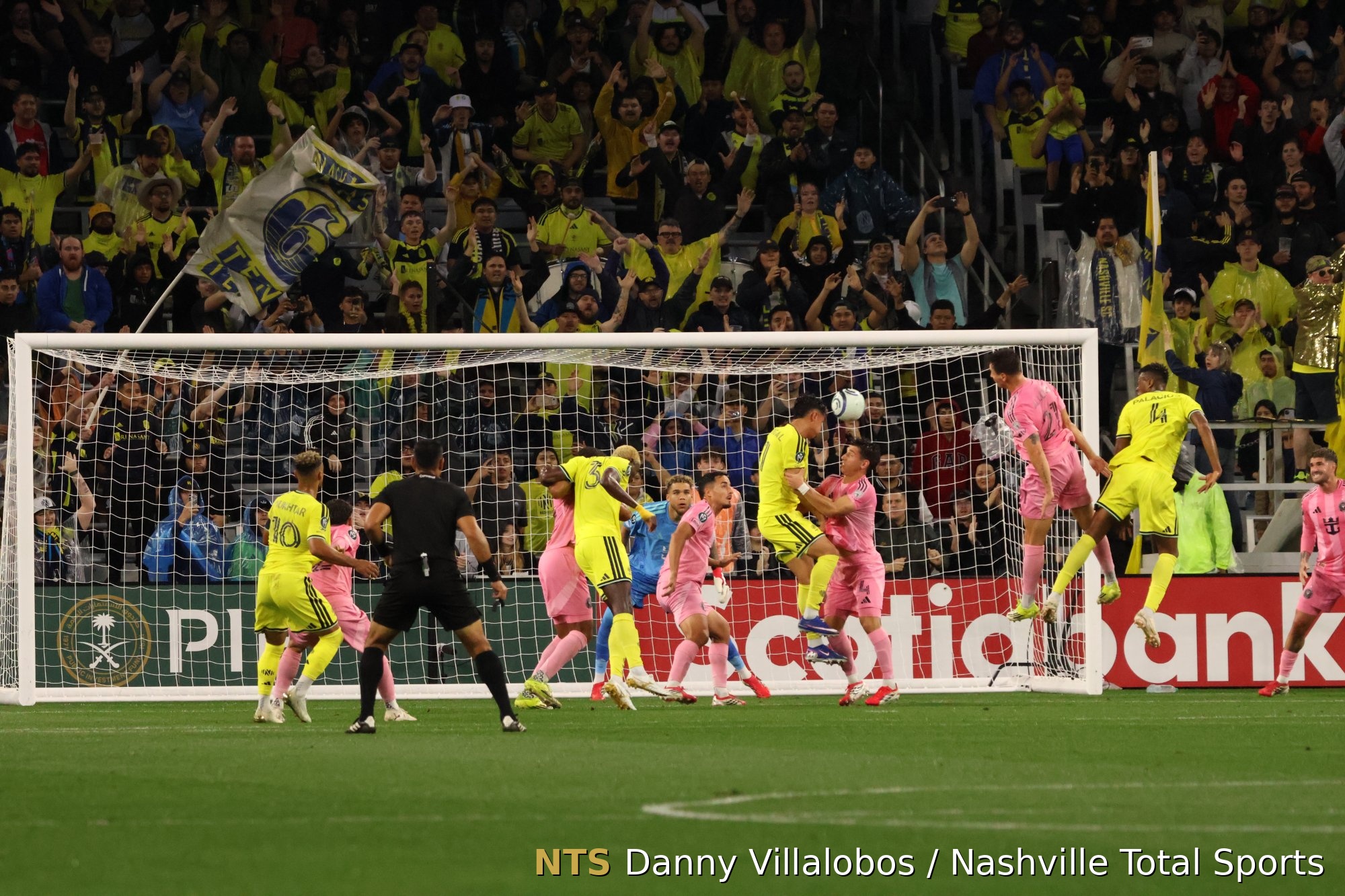 Jugadores de Nashville SC e Inter Miami disputan un balón en el área en Geodis Park