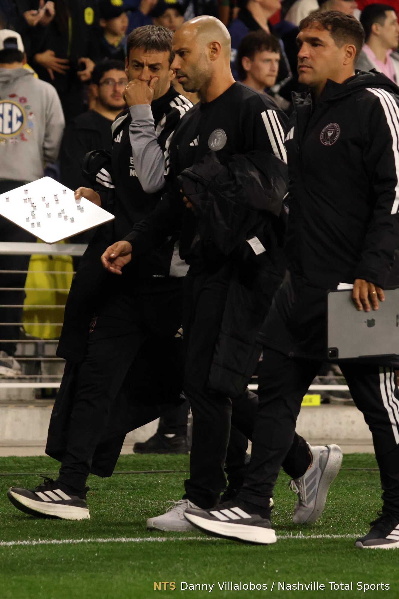 Javier Mascherano en la banda junto a su cuerpo técnico en Geodis Park