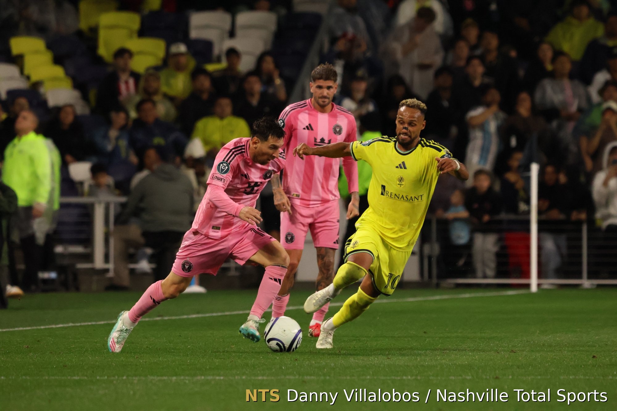 Lionel Messi conduce hacia el arco marcado por Hany Mukhtar en Geodis Park