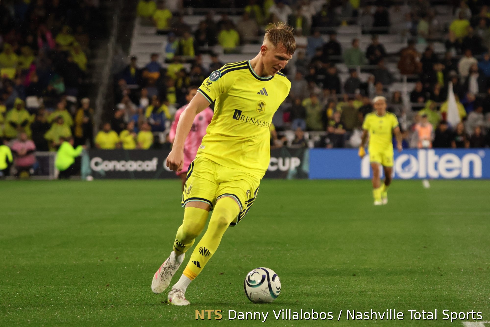 Sam Surridge con el balón para Nashville SC en Geodis Park