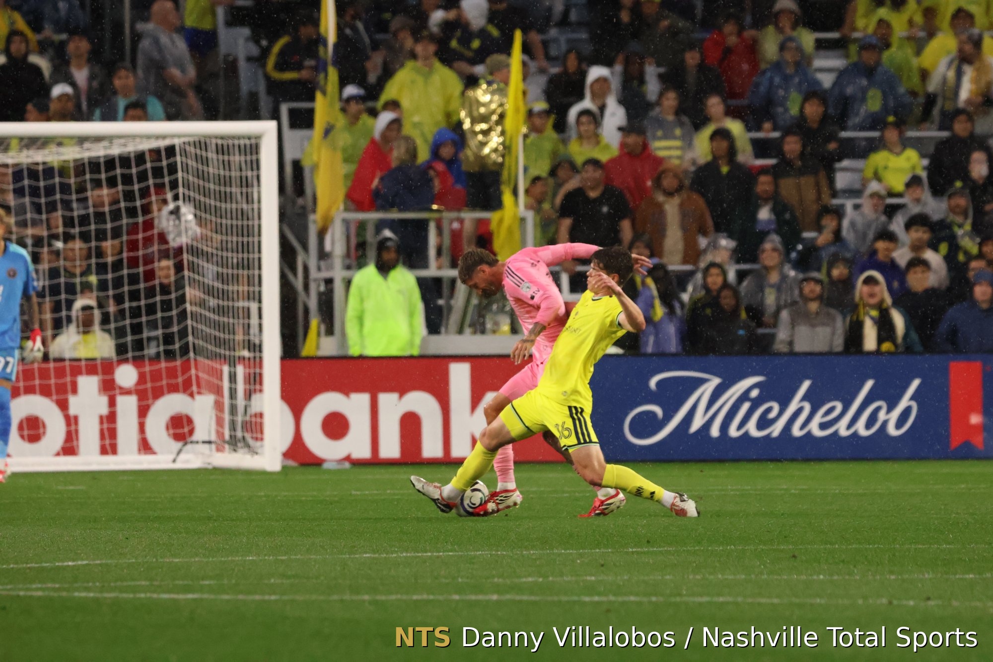 Matthew Corcoran presiona a Rodrigo De Paul frente al arco en Geodis Park