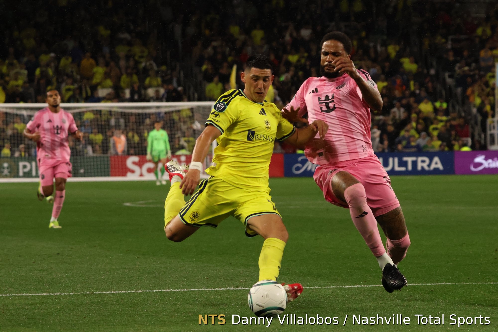 Cristian Espinoza presiona a la defensa del Inter Miami en Geodis Park