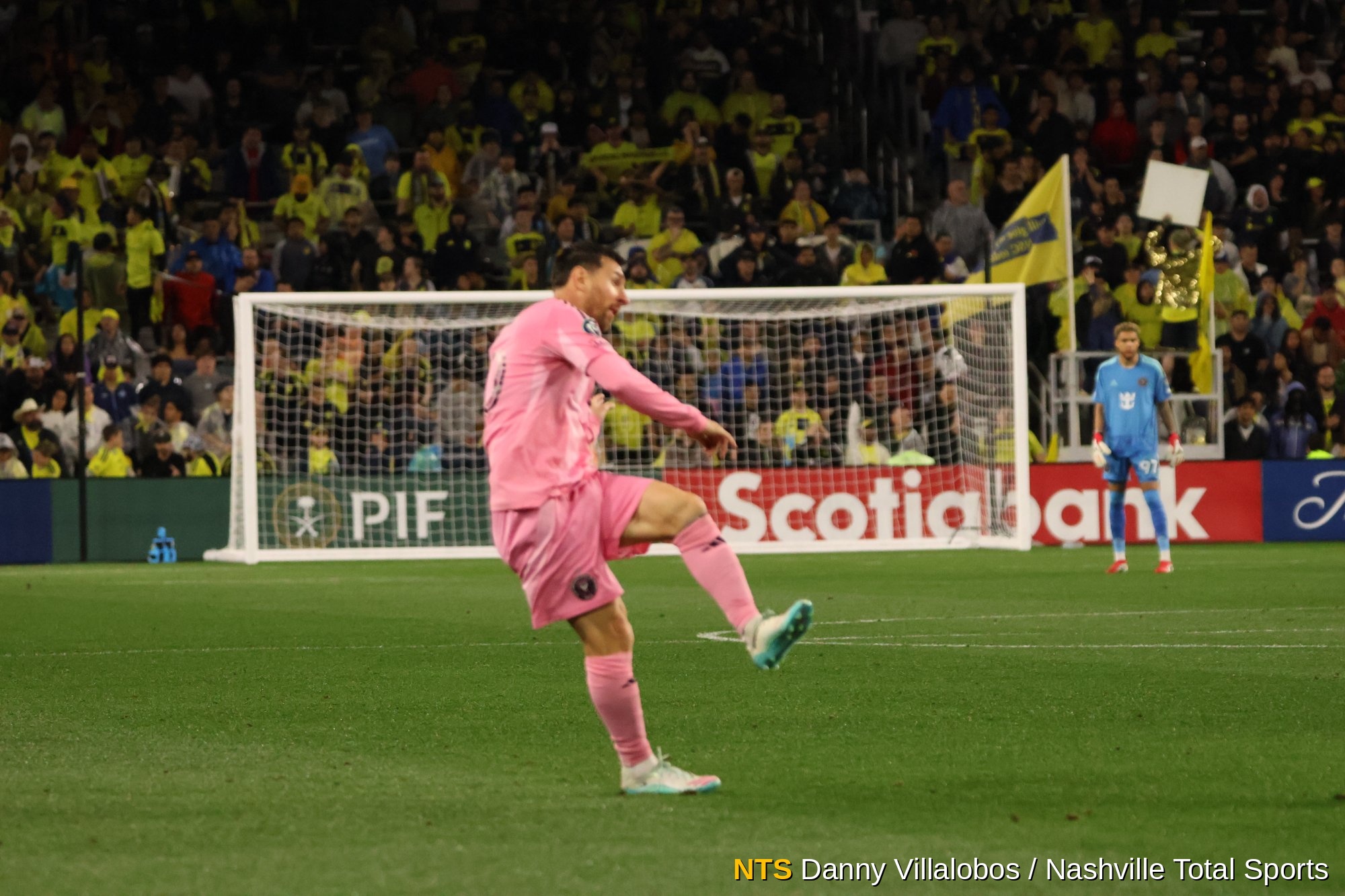 Lionel Messi conduce el balón en Geodis Park