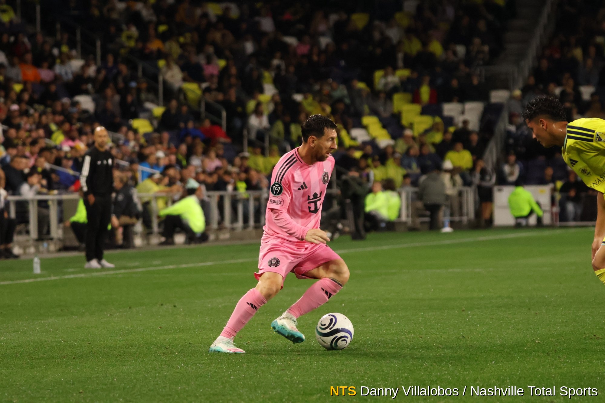 Lionel Messi presionado por la defensa de Nashville SC