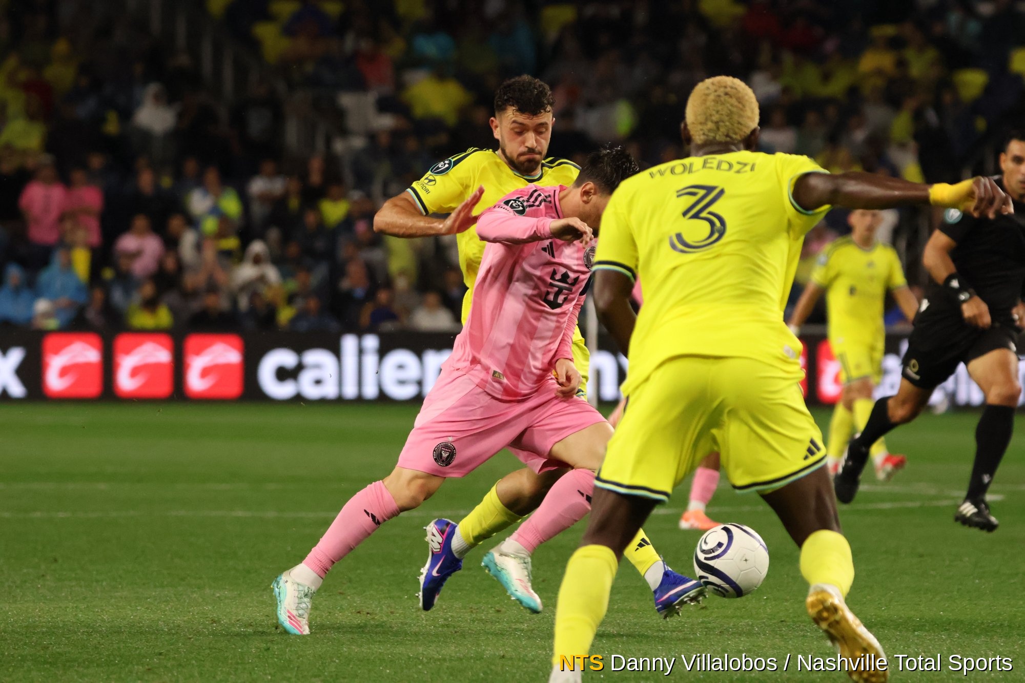 Lionel Messi busca el desborde por la banda