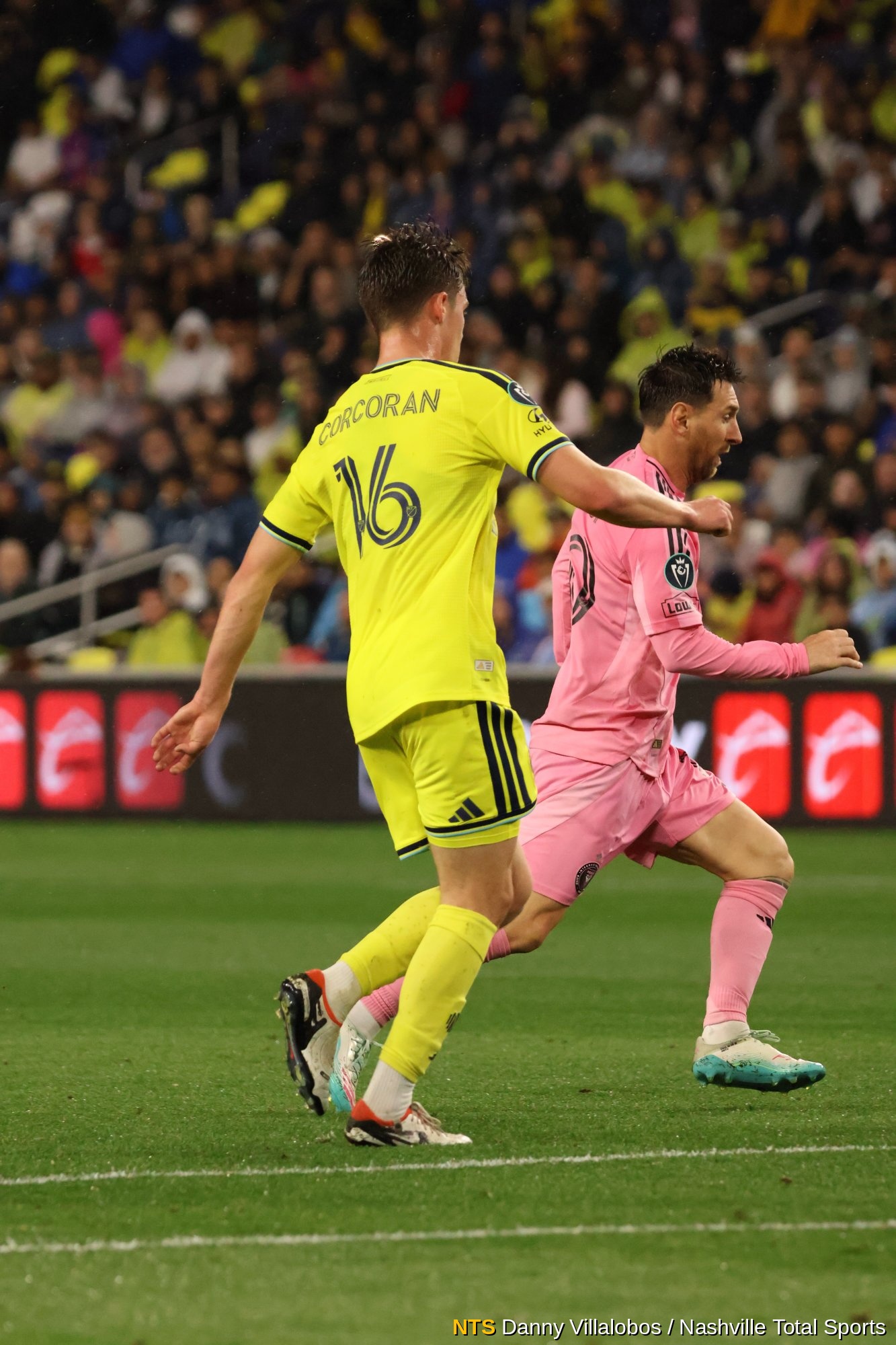 Messi bajo la lluvia en Geodis Park