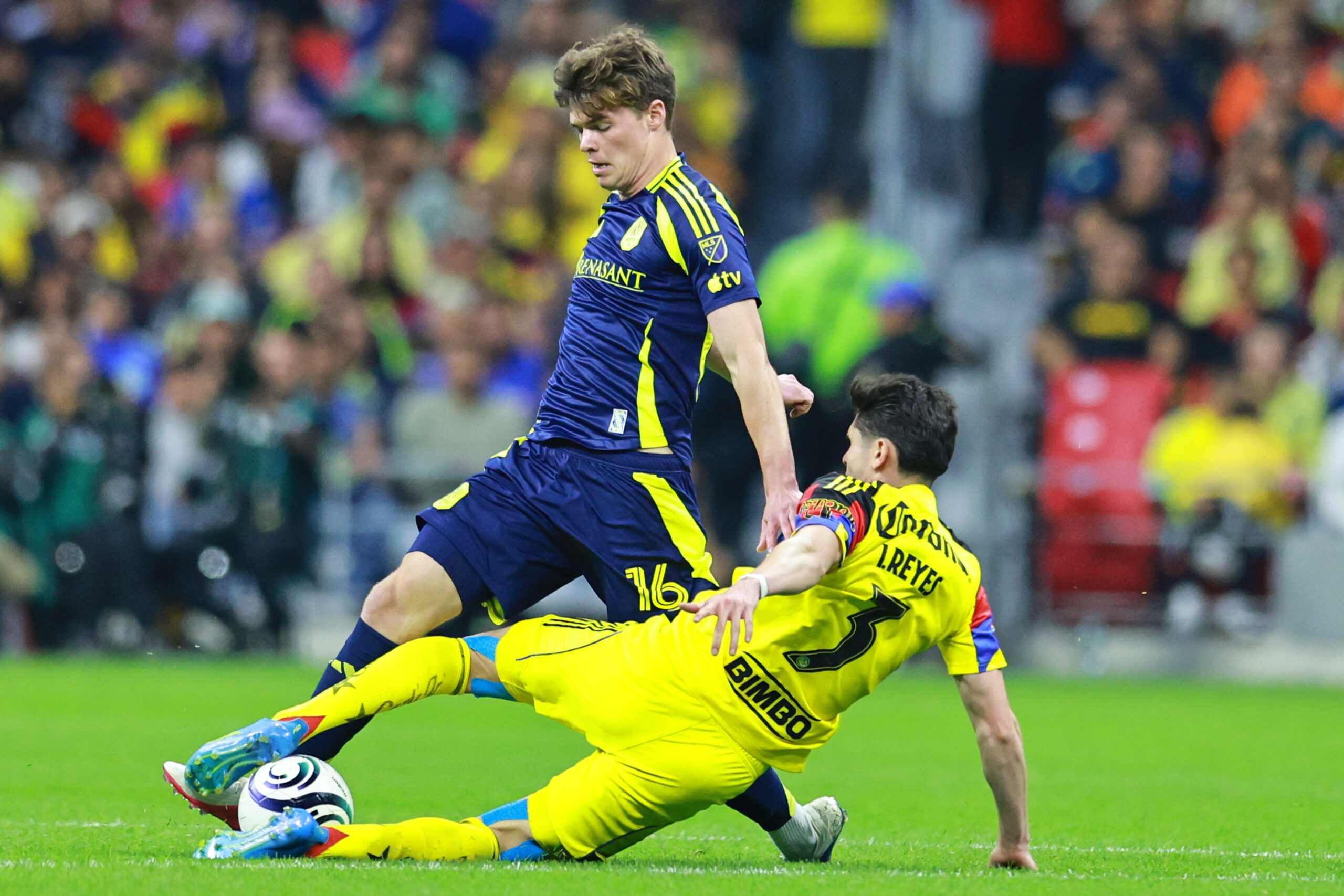 Duelo físico en el primer tiempo