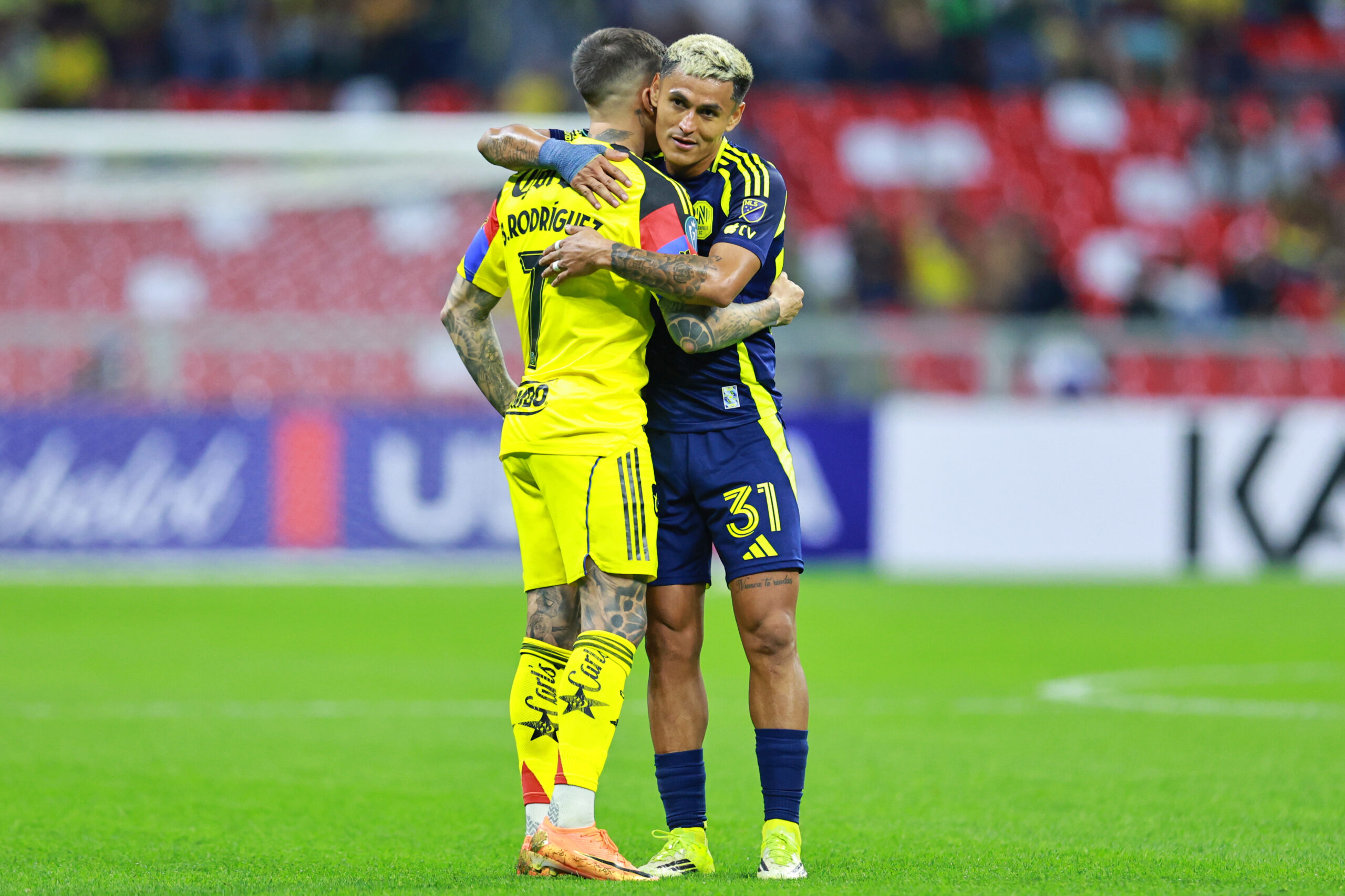 El abrazo final entre rivales