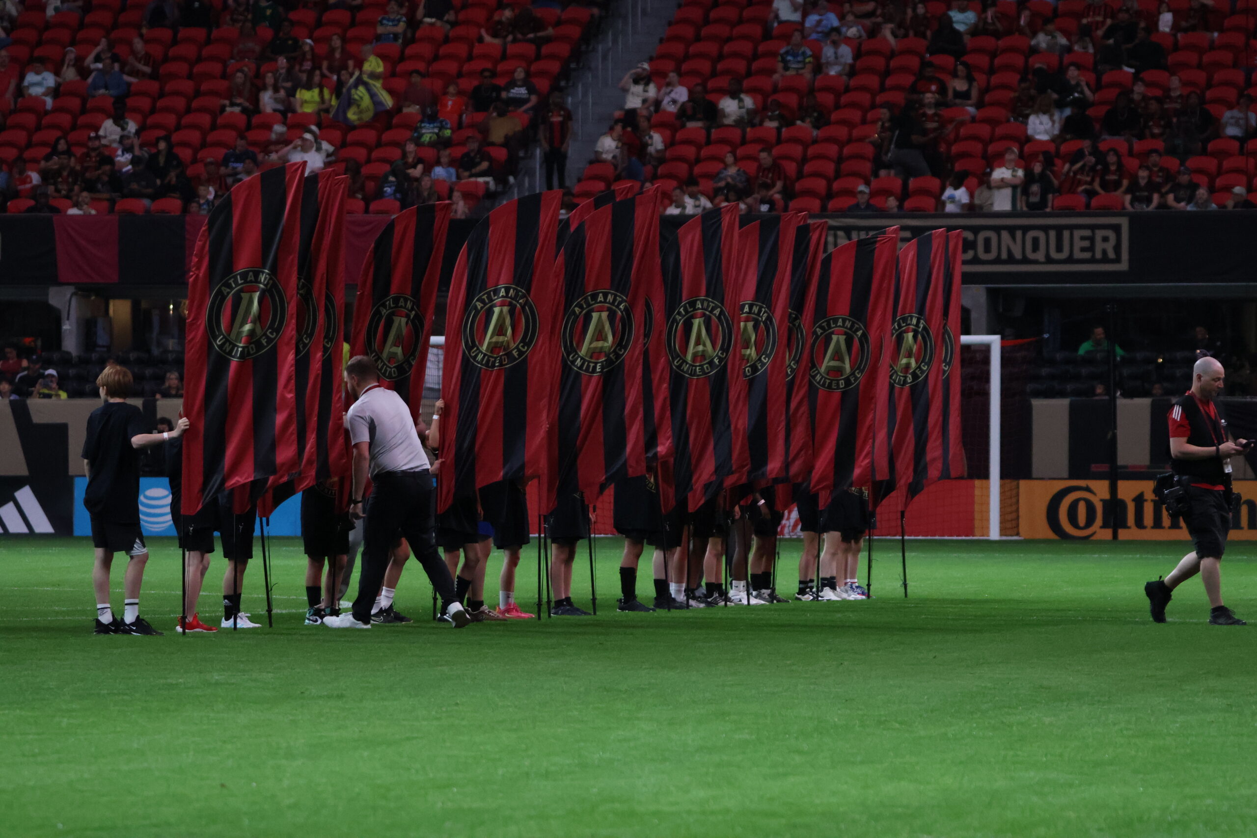 Banderas de Atlanta United en el prepartido · Mercedes-Benz Stadium