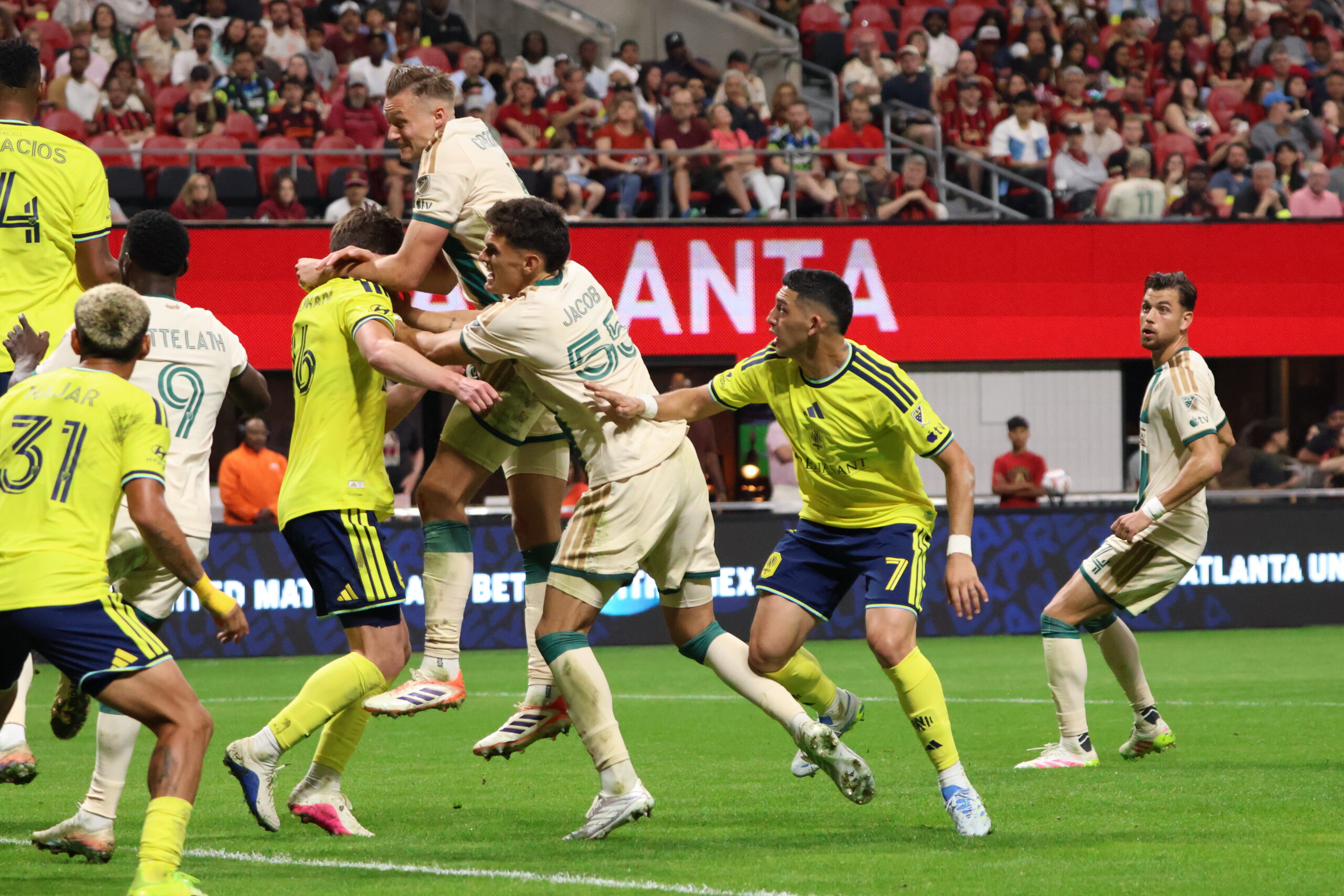 Duelo aéreo Nashville SC vs Atlanta United
