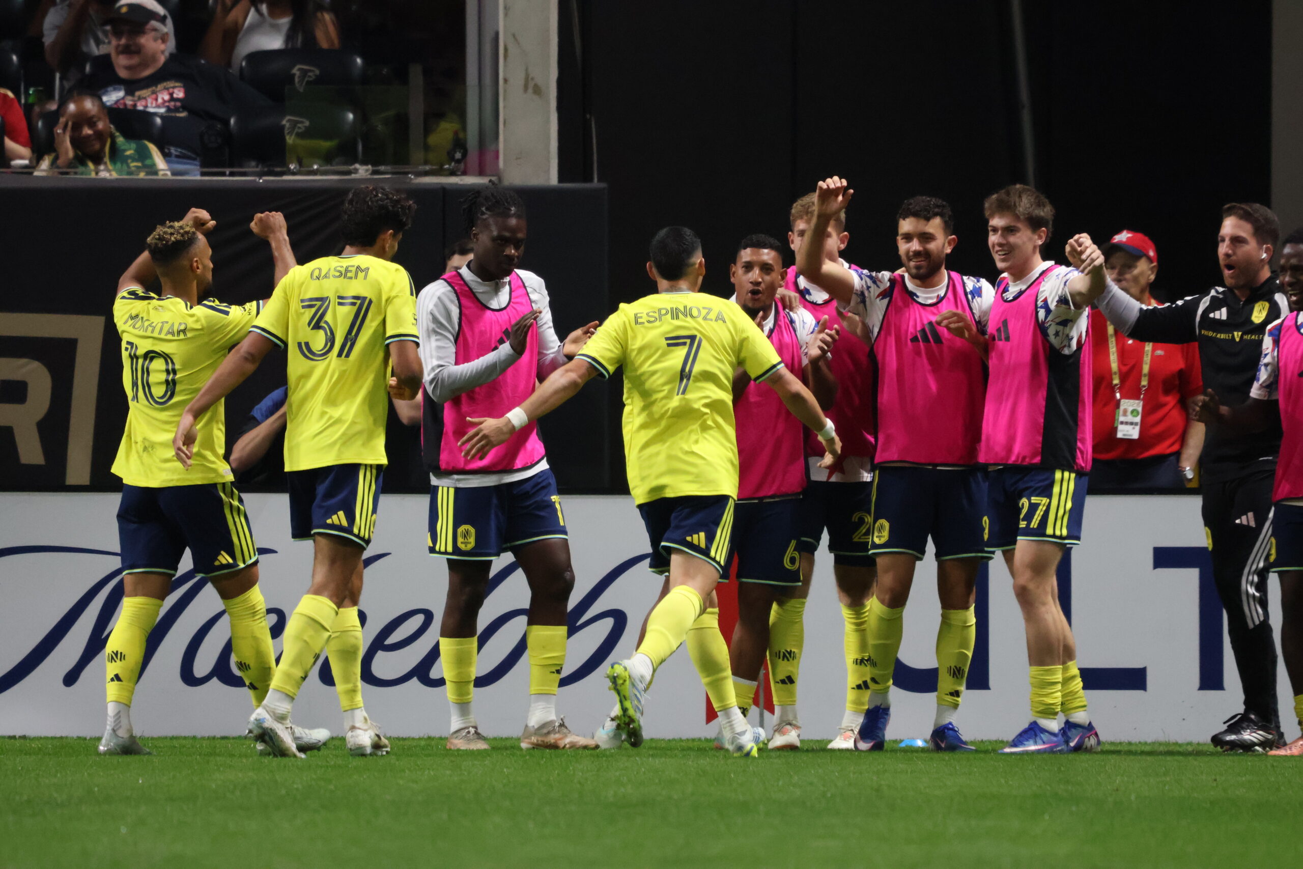 Nashville SC celebra el gol de Espinoza · Mukhtar, Espinoza, Qasem
