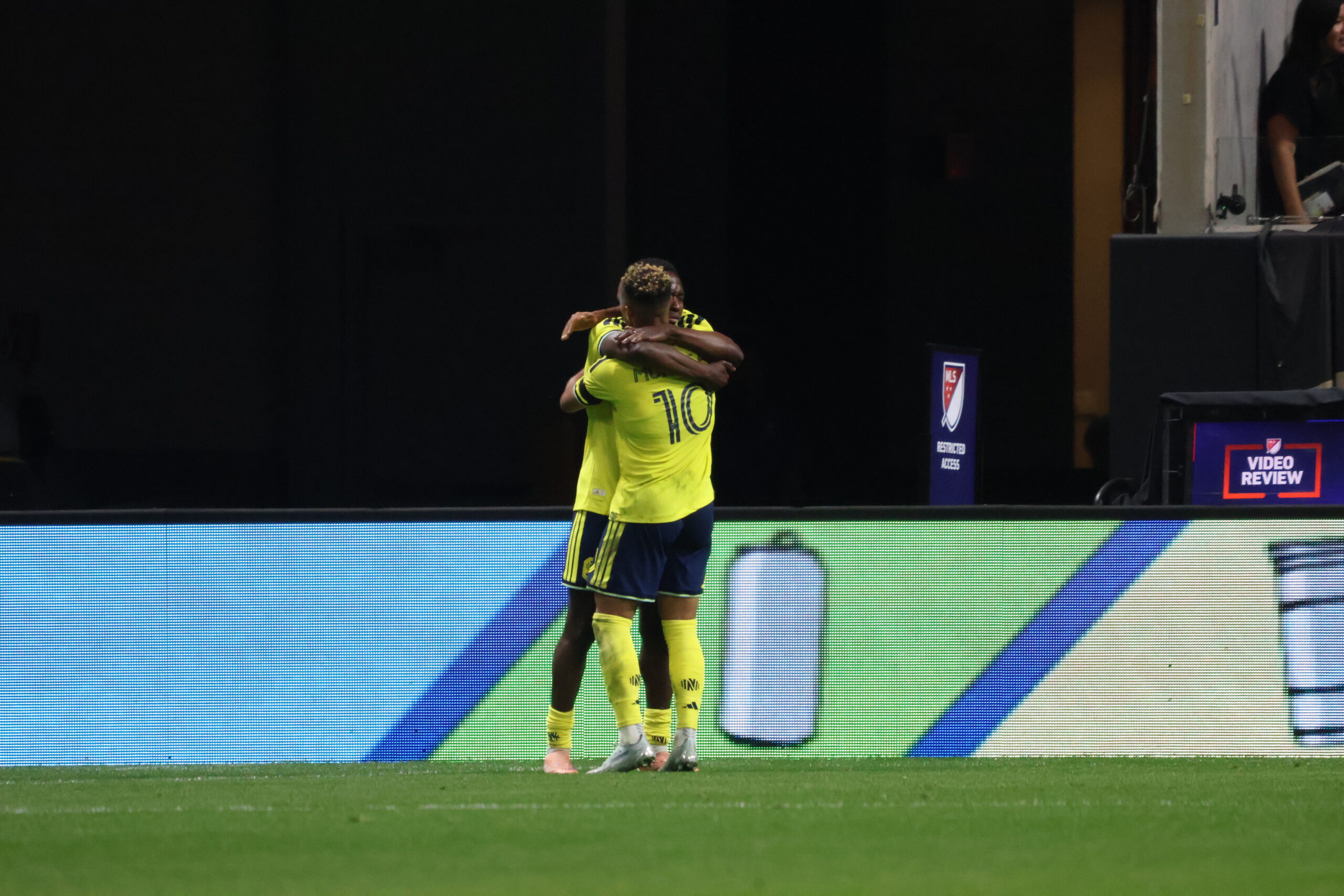 Mohammed y Mukhtar se abrazan tras el gol