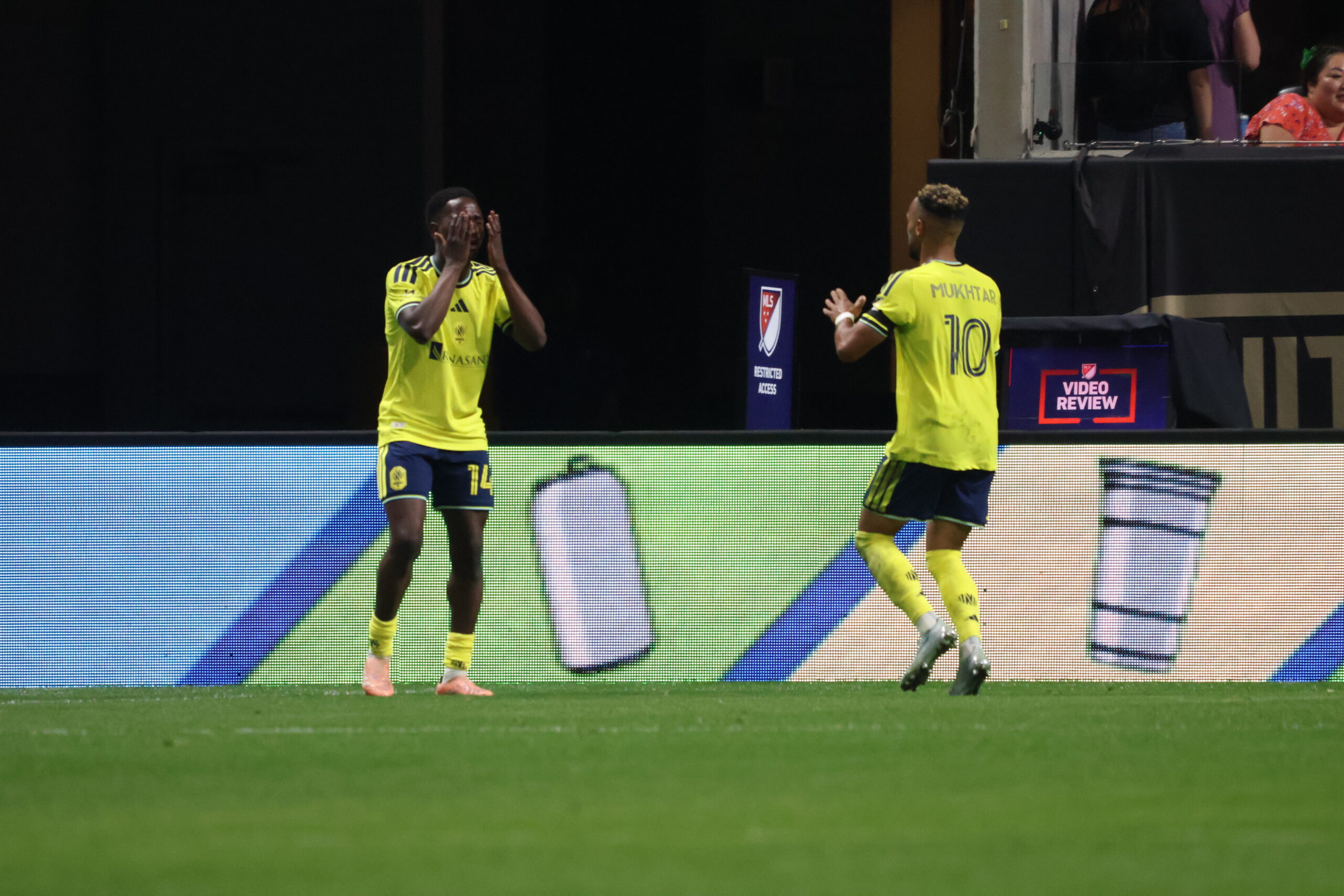 Mohammed con las manos en la cara, el llanto