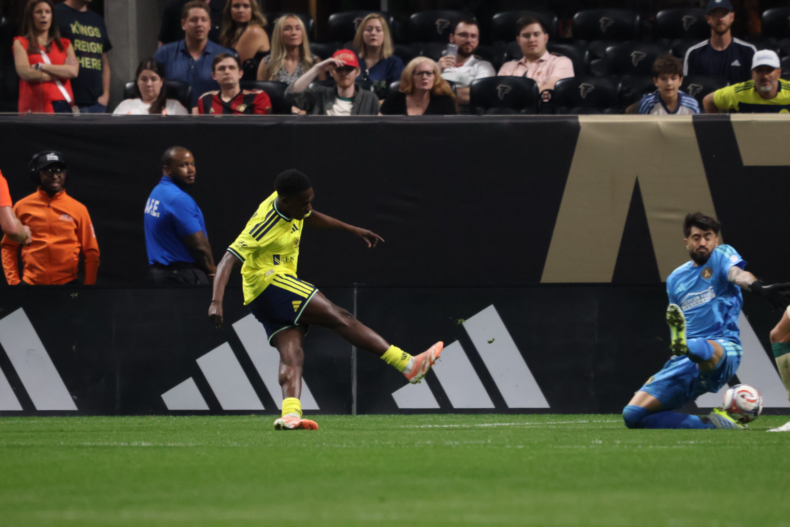 Mohammed aleja corriendo mientras el portero queda en el suelo