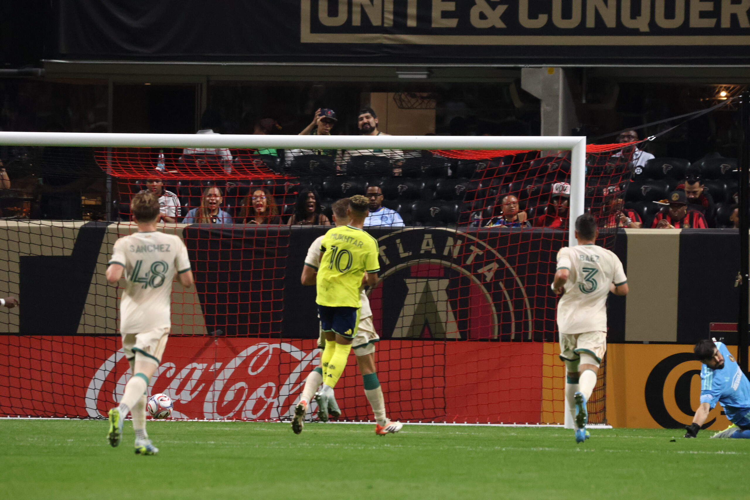 Mukhtar frente al arco de Atlanta United