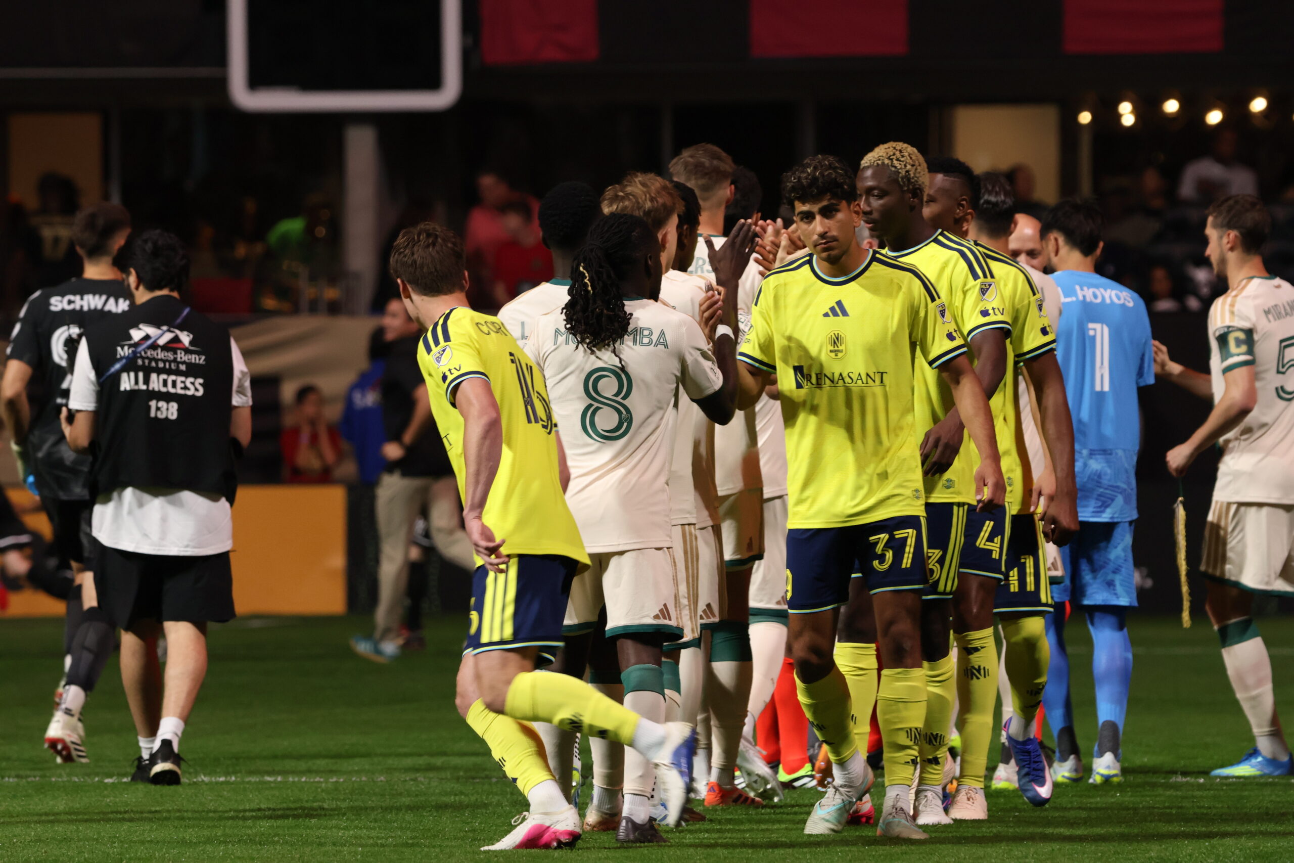 Saludo protocolar entre Nashville SC y Atlanta United