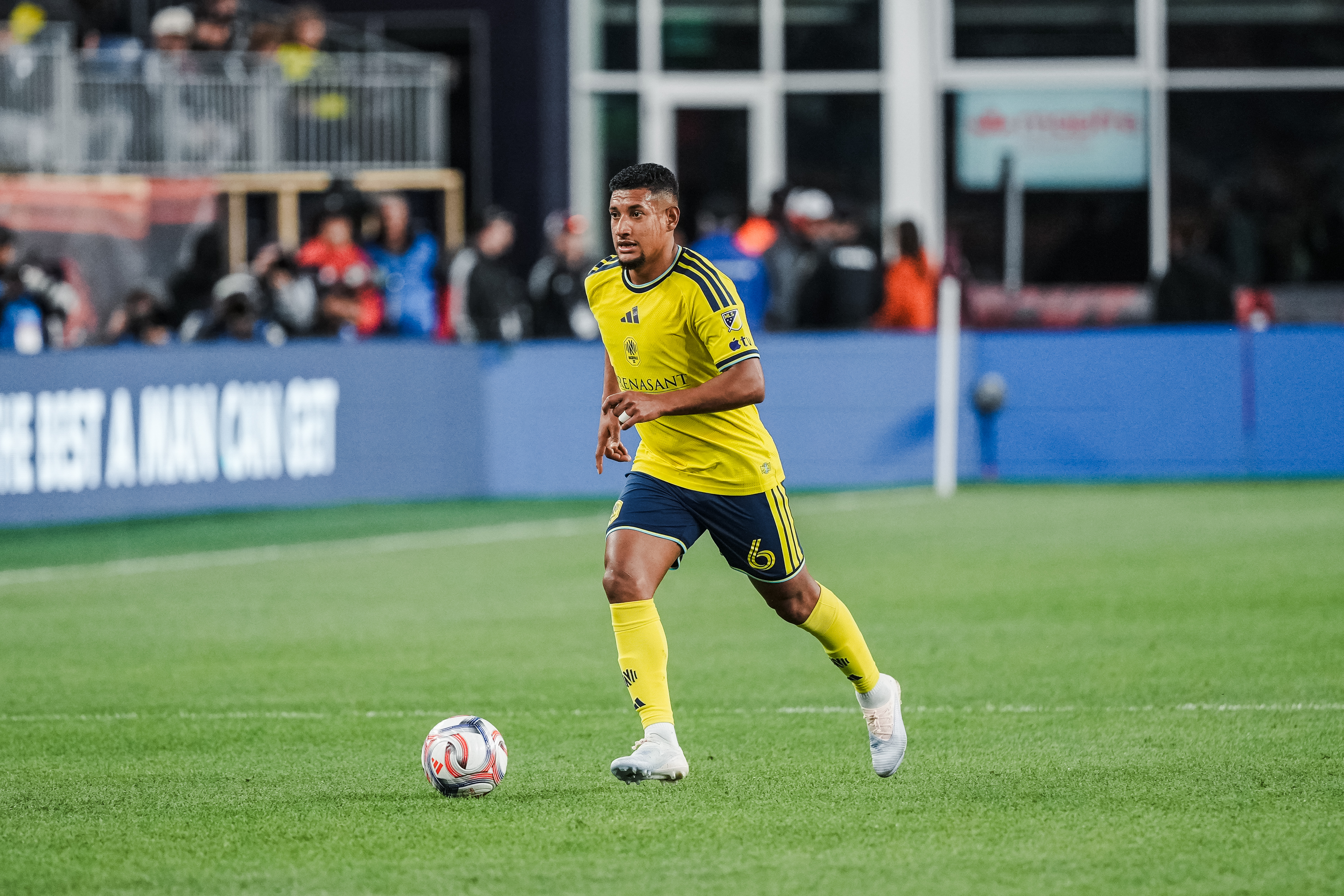 Bryan Acosta conduce el balón