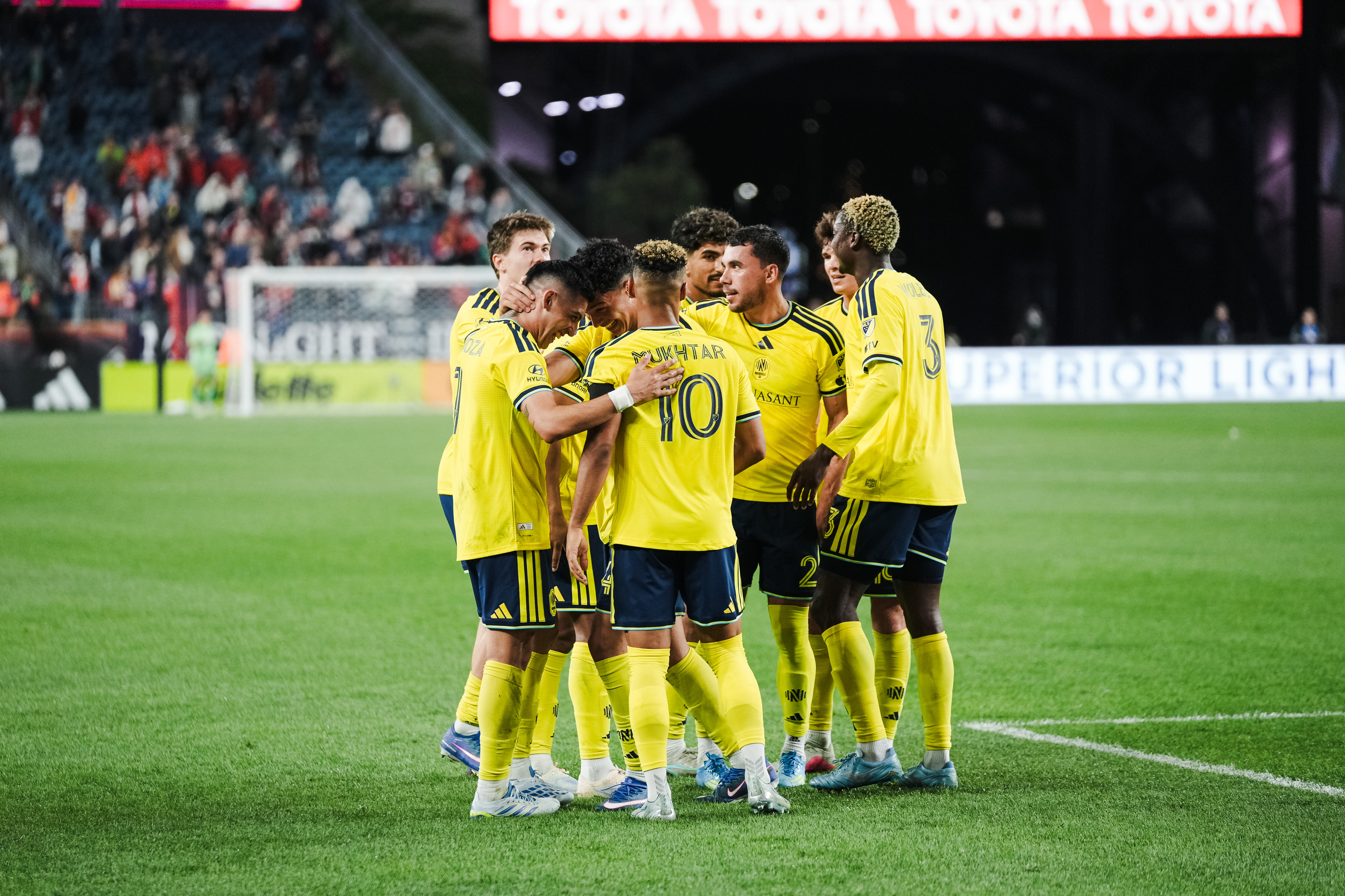 Todo el equipo celebra la victoria 100