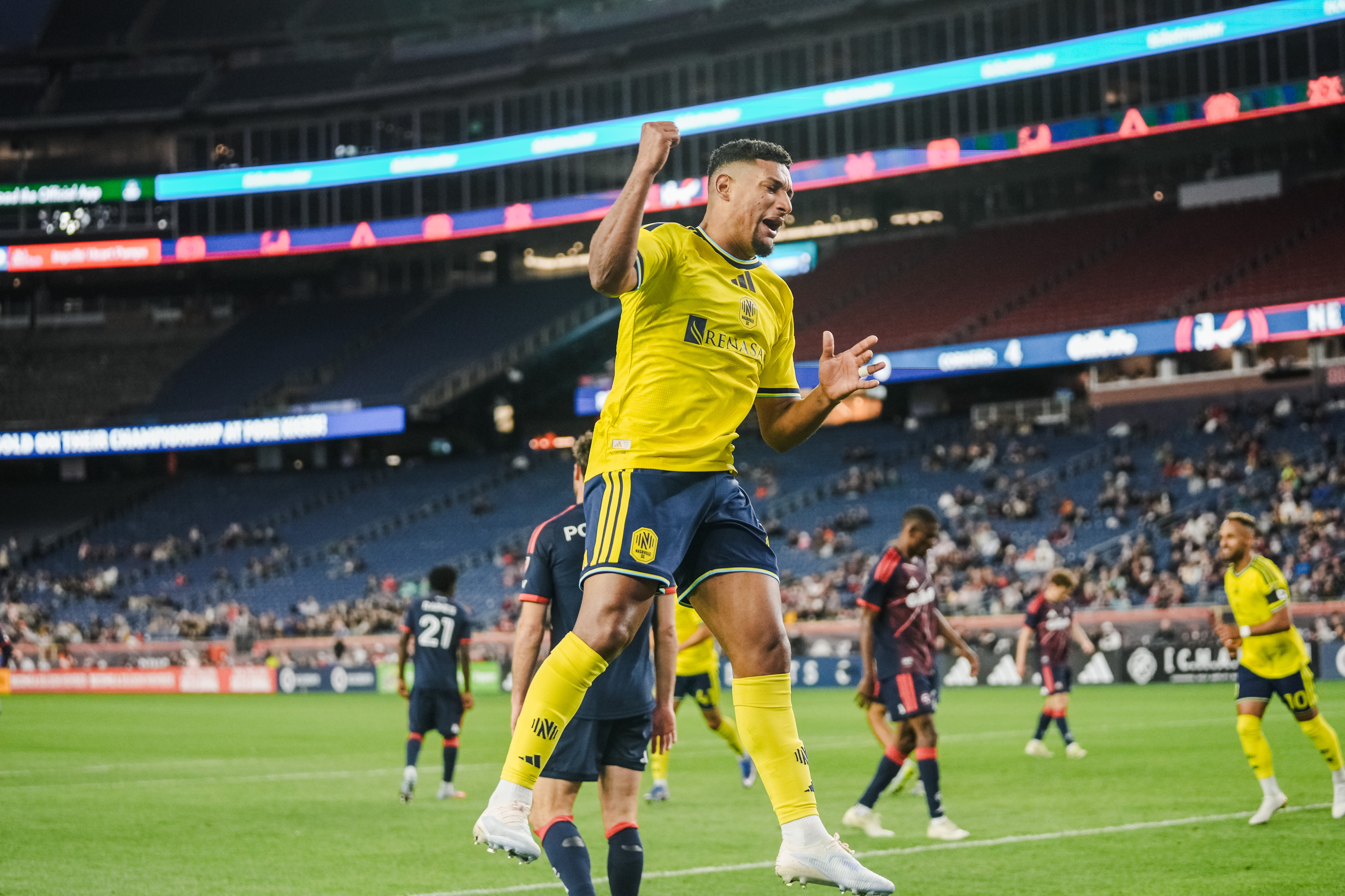 Bryan Acosta celebra su gol con Nashville SC