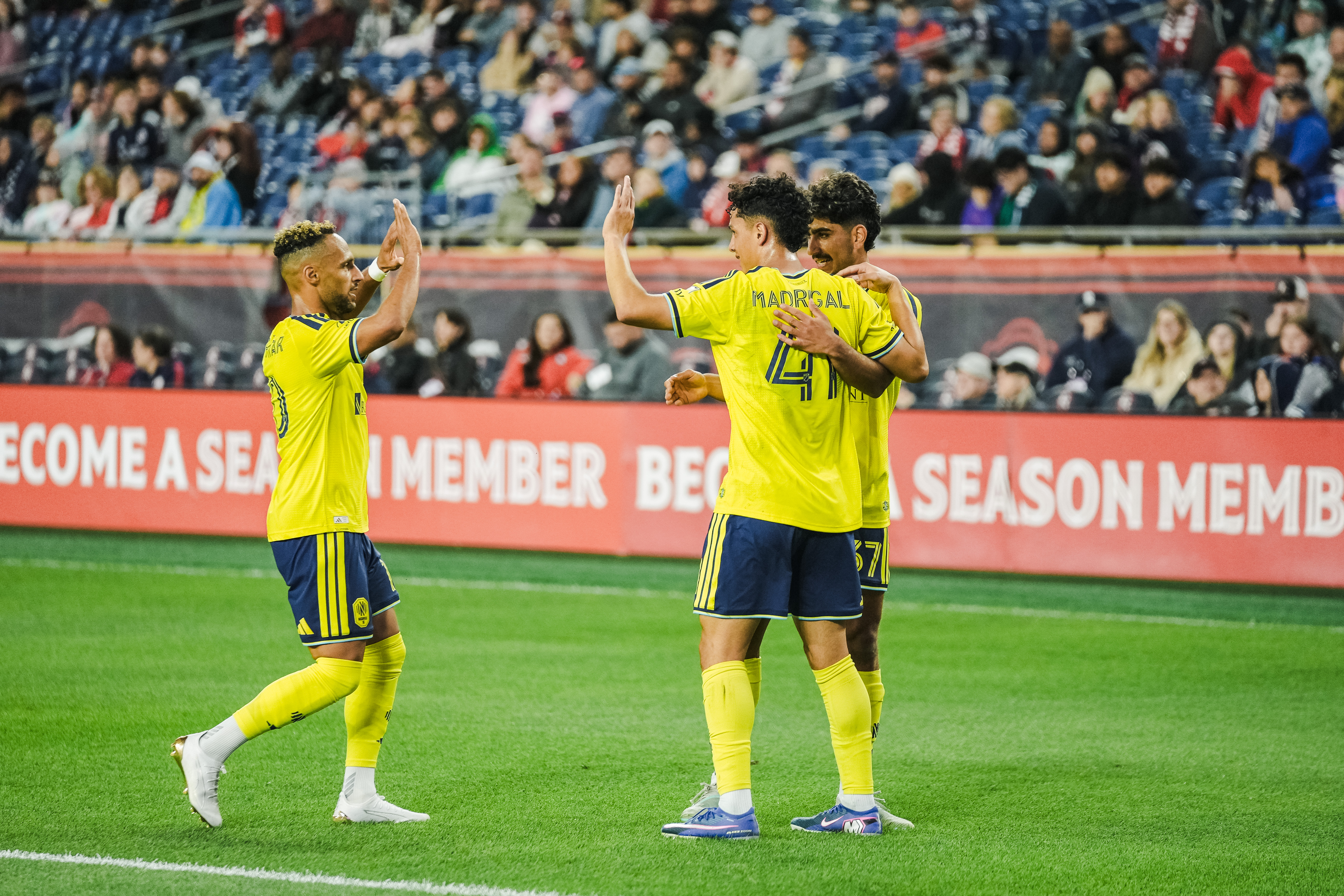Mukhtar, Madrigal y Qasem celebran