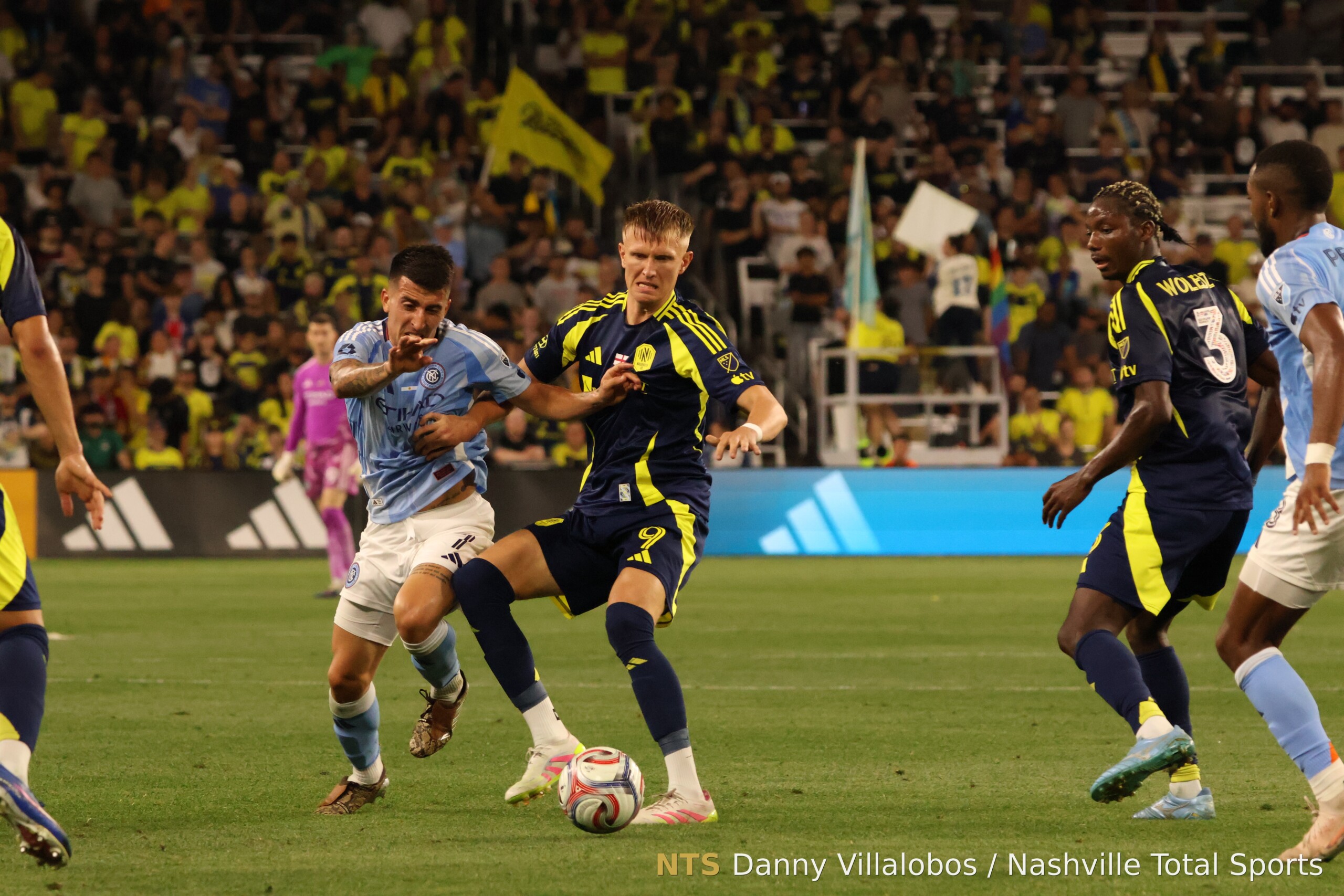 Surridge en acción segundo tiempo · Nashville SC · 2026