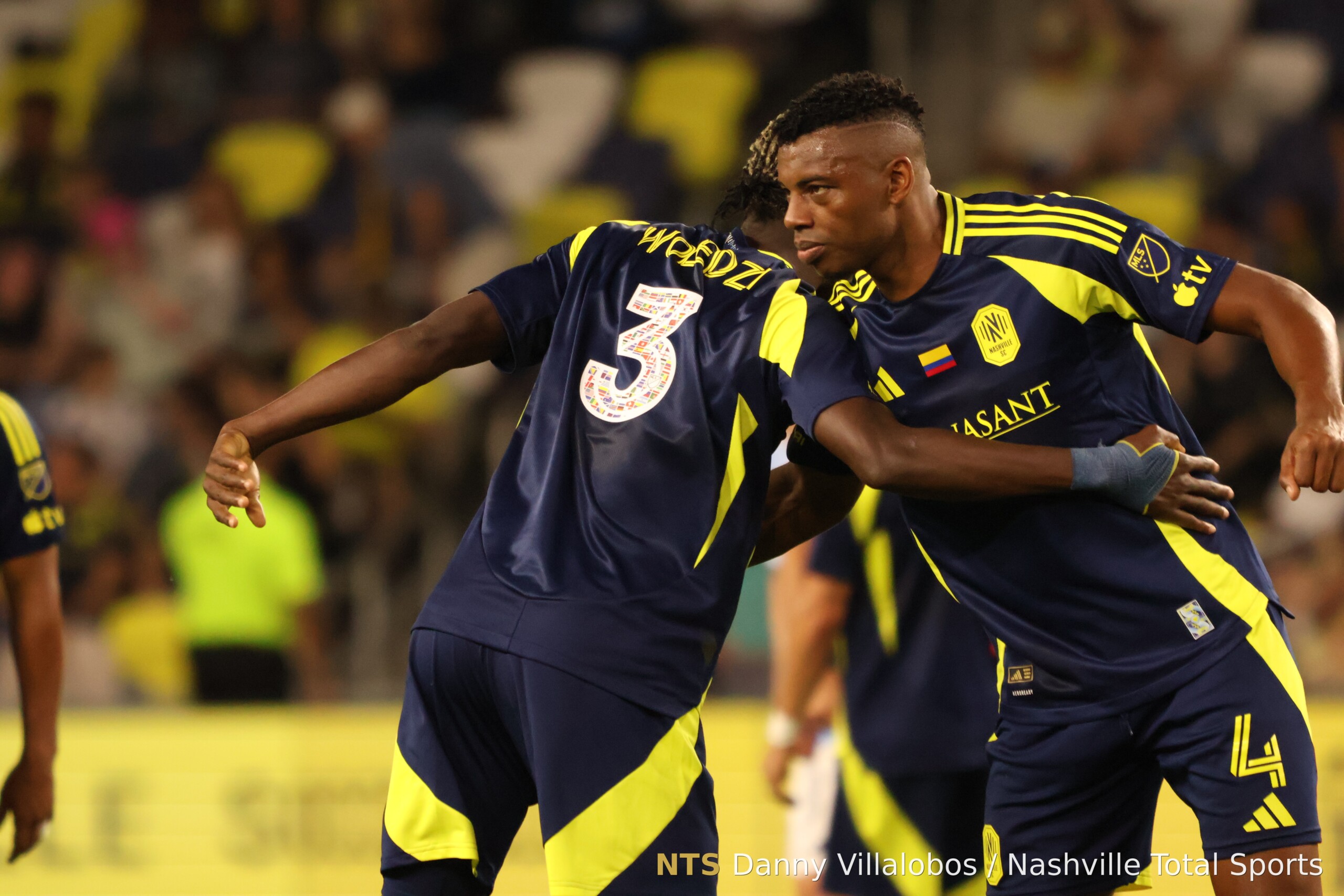 Maxwell Woledzi celebra su primer gol MLS