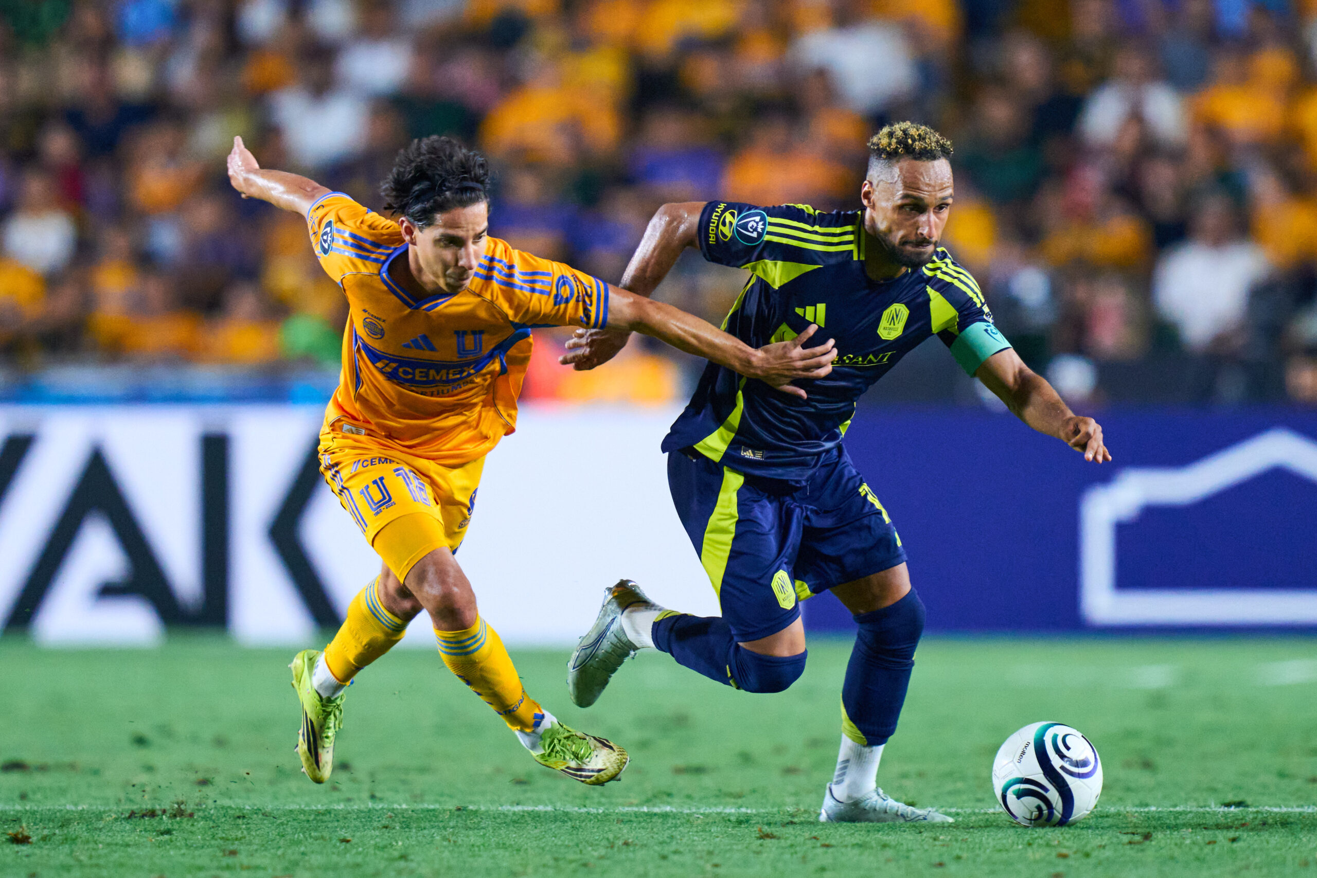 Reed Baker-Whiting domina el balón en el partido ante Tigres UANL
