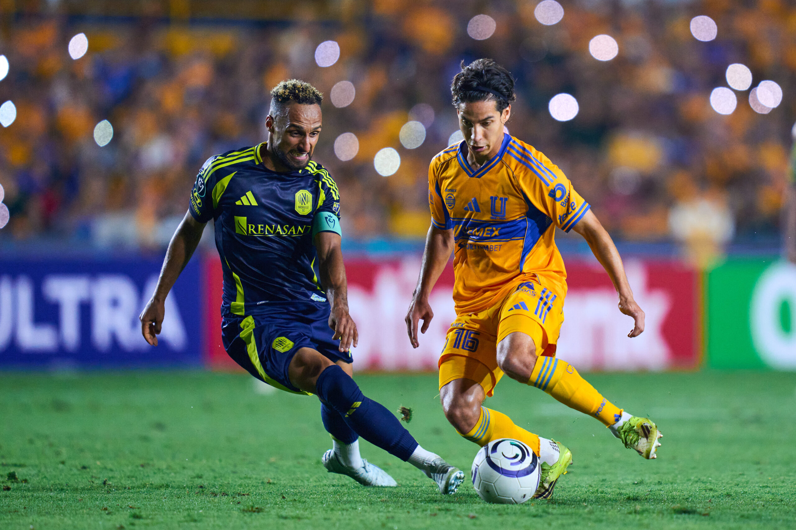 Rómulo Zanre conduce el balón ante Nashville SC