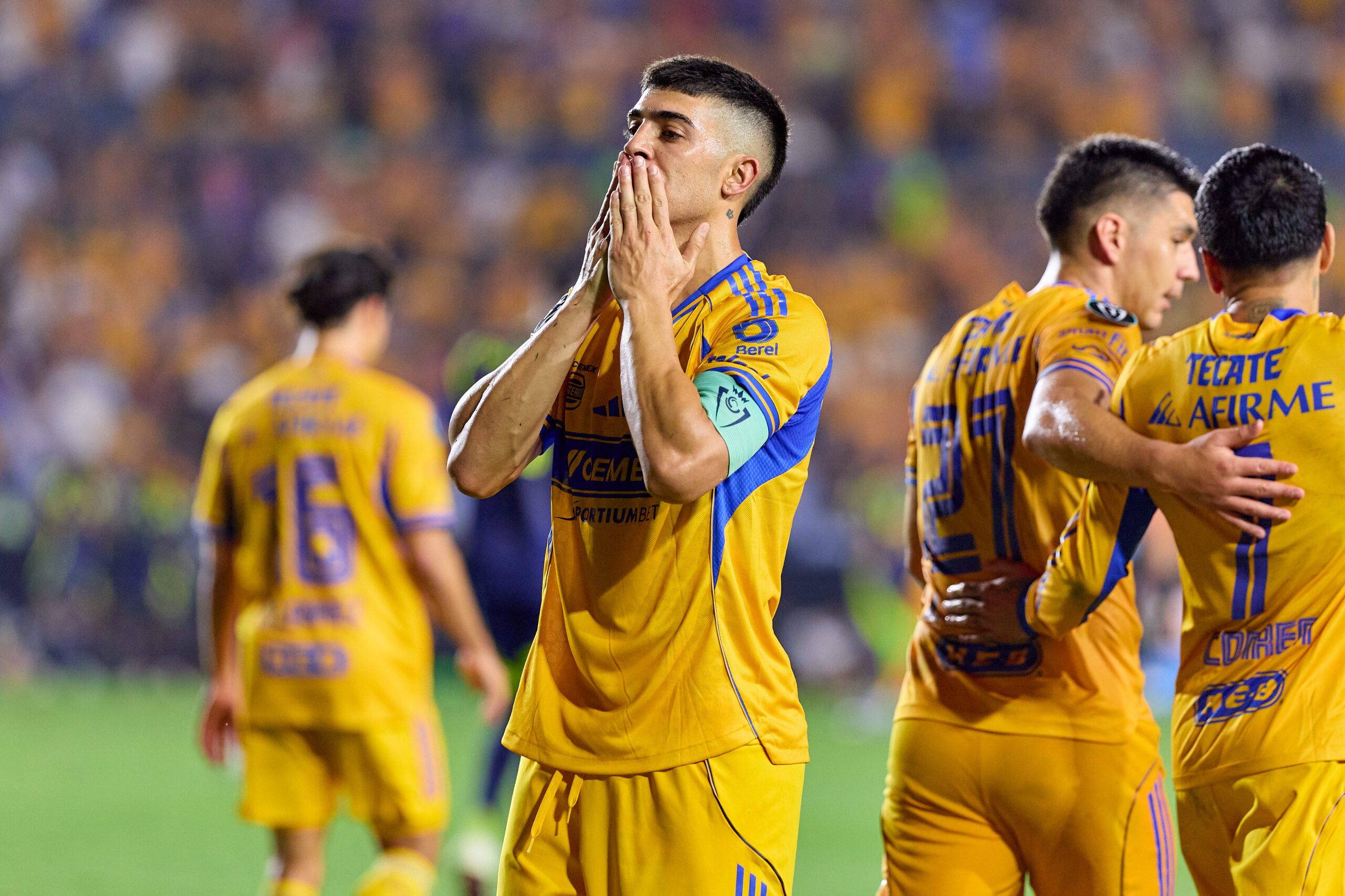 Rómulo y Mukhtar disputan un balón dividido en el mediocampo