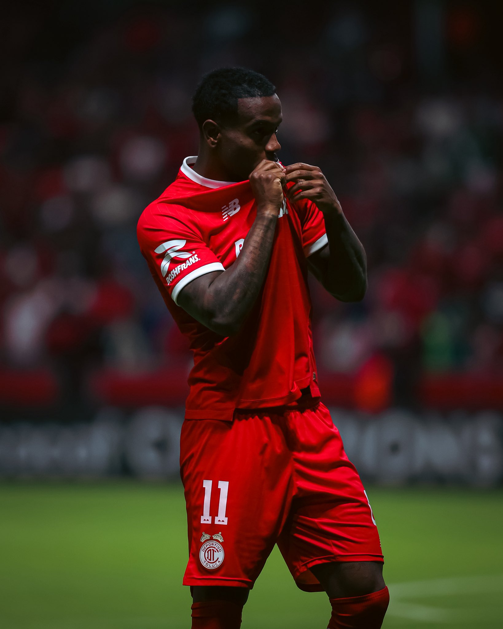 Jugador de Toluca conduce el balón ante LAFC en la Concacaf Champions Cup