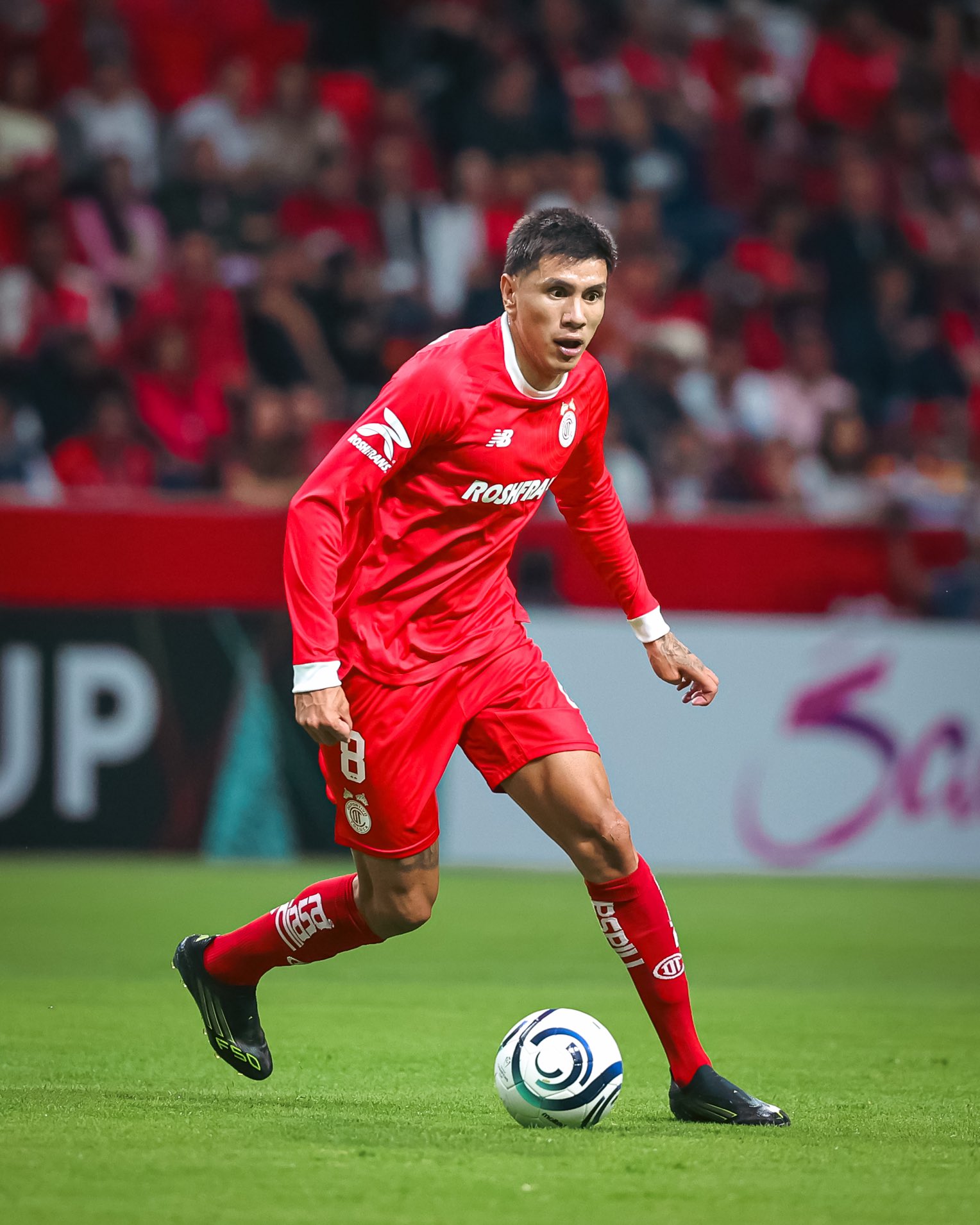 Jugador de Toluca dispara con potencia ante LAFC en el Estadio Nemesio Díez