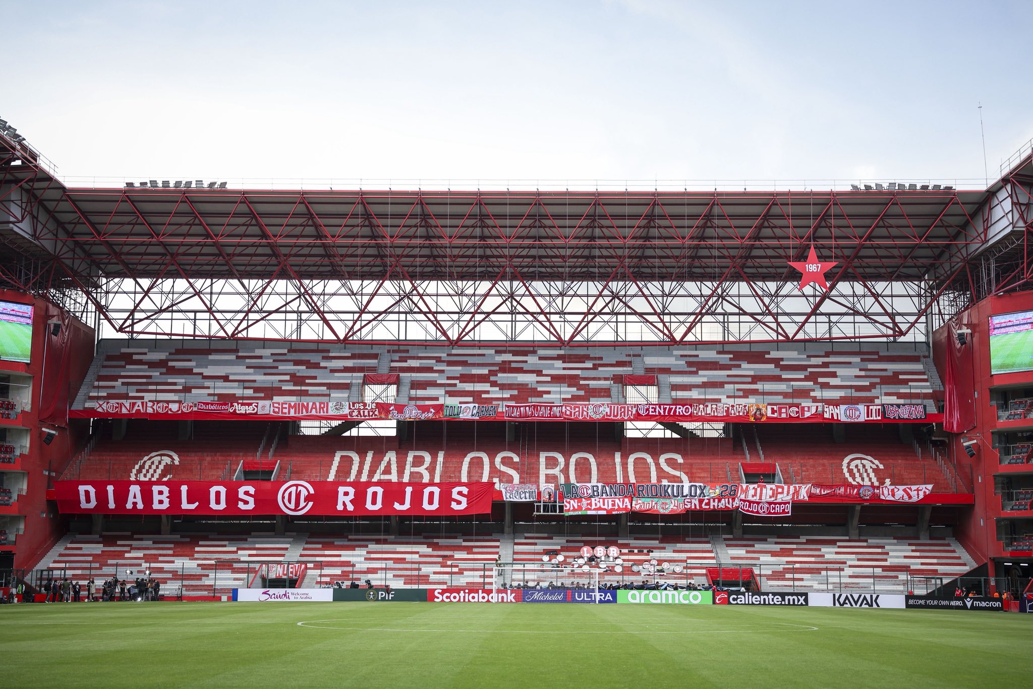 Toluca celebra el gol de Helinho ante LAFC en el Estadio Nemesio Díez