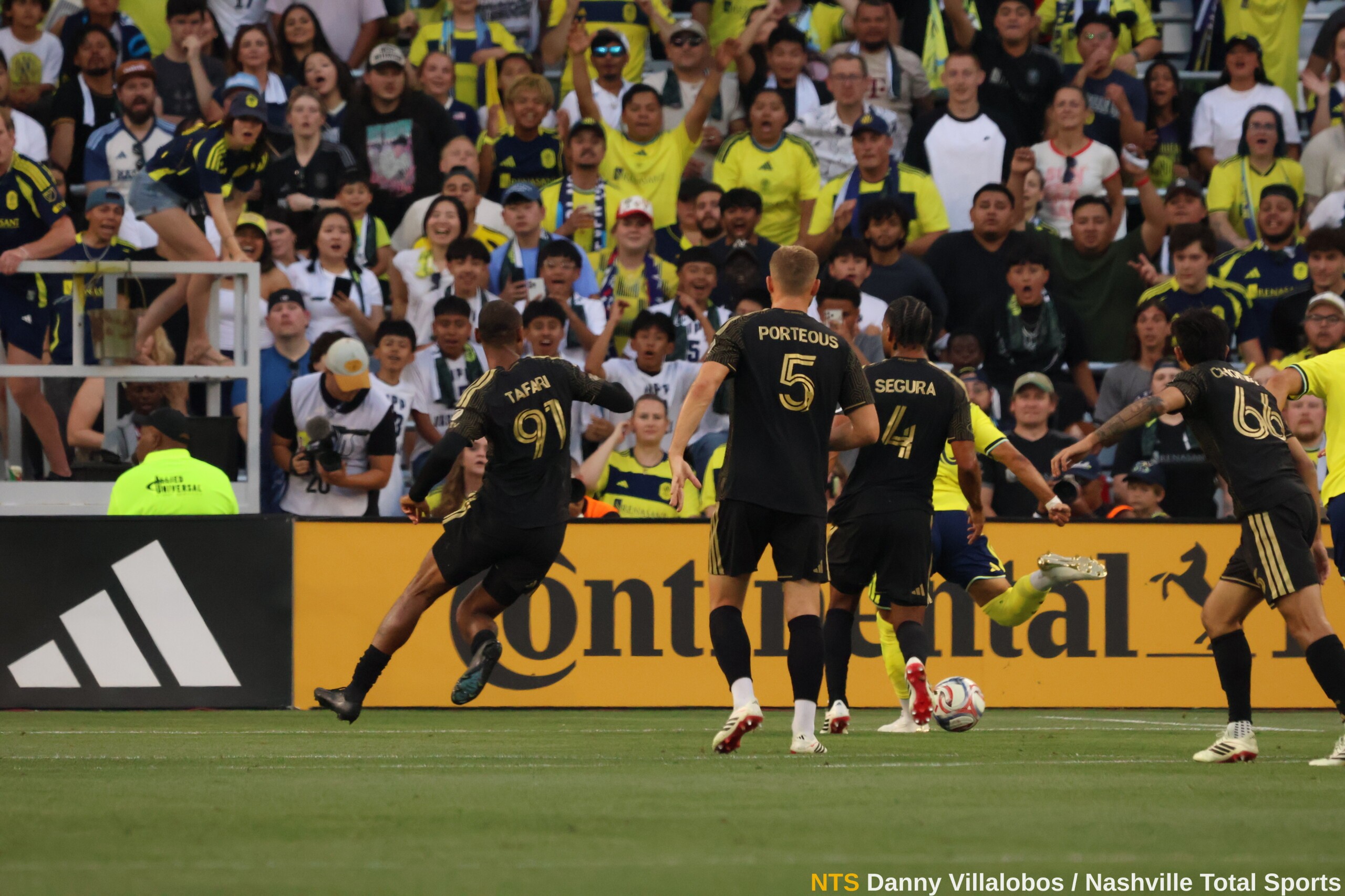 Mukhtar remate gol 1
