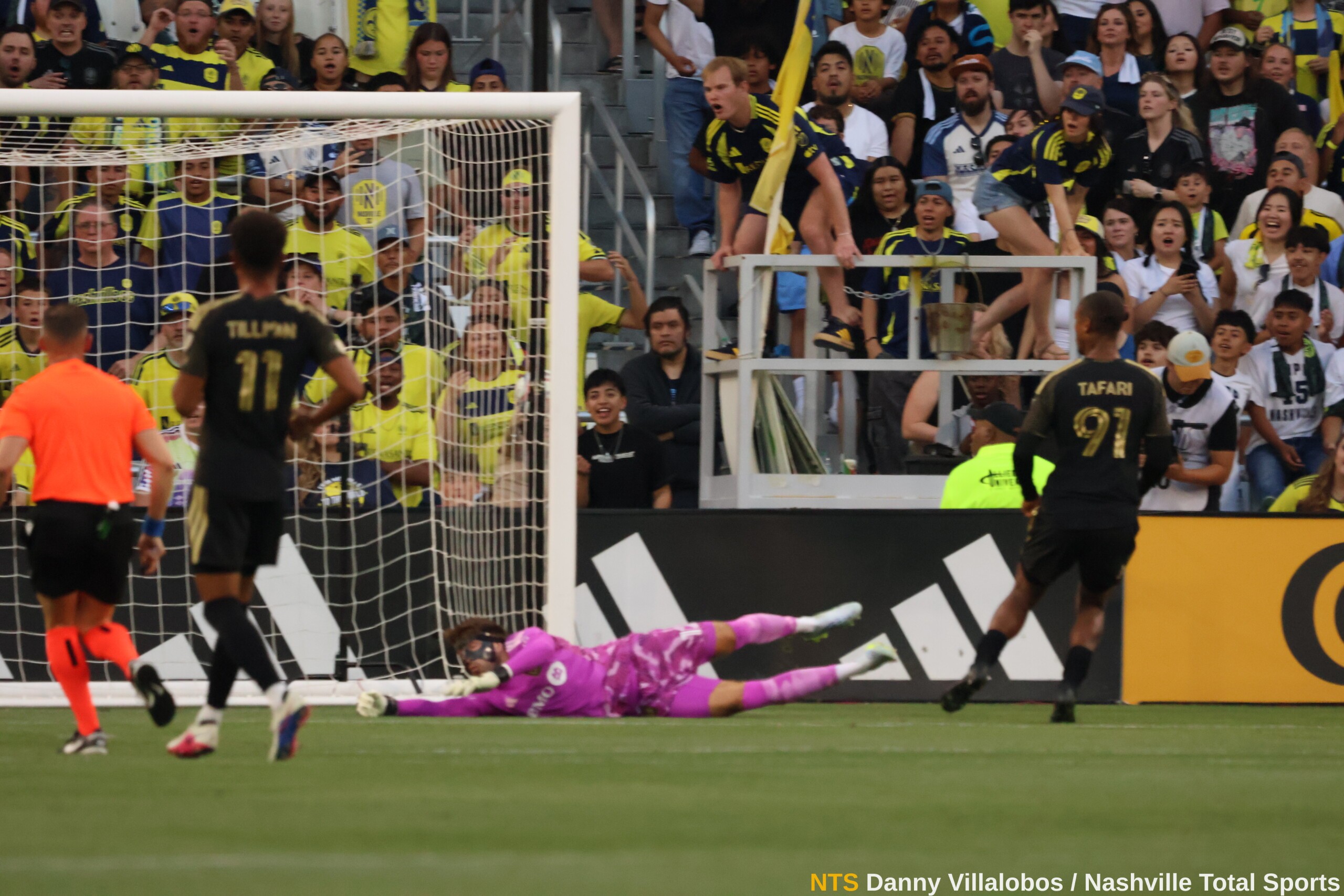 Mukhtar remate gol 1