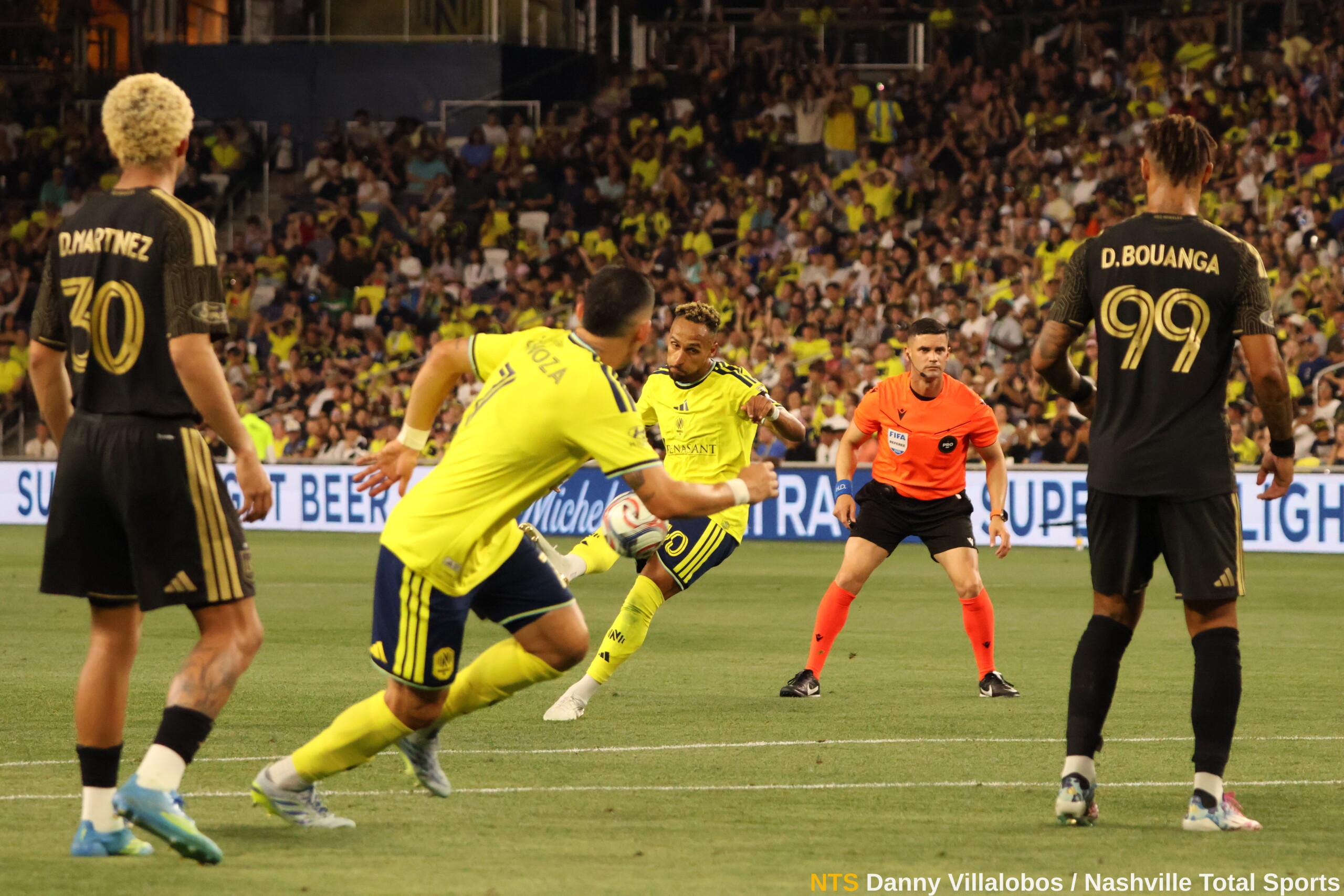 Mukhtar hat-trick tiro libre