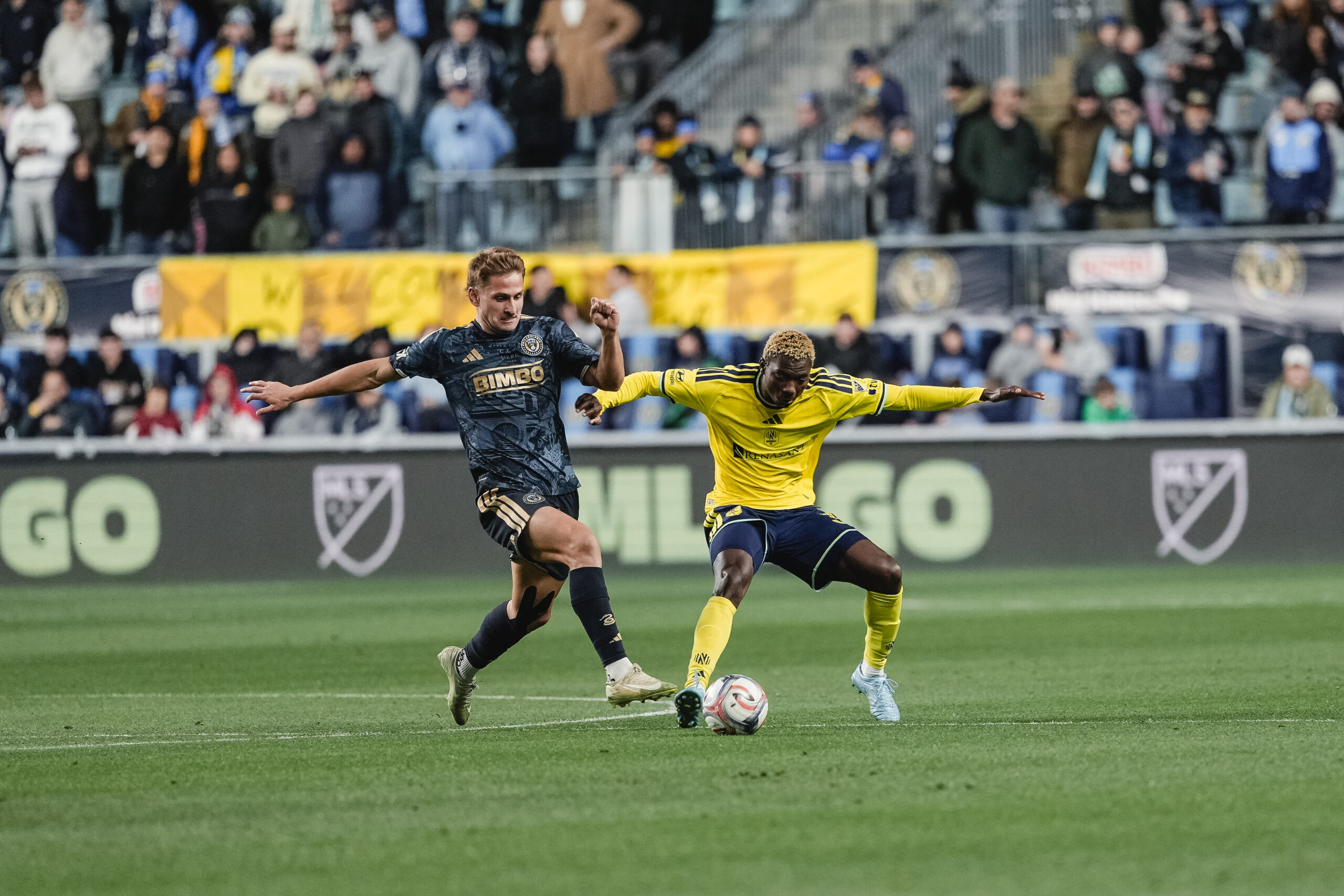 Maxwell Woledzi disputa el balón ante la presión del Union