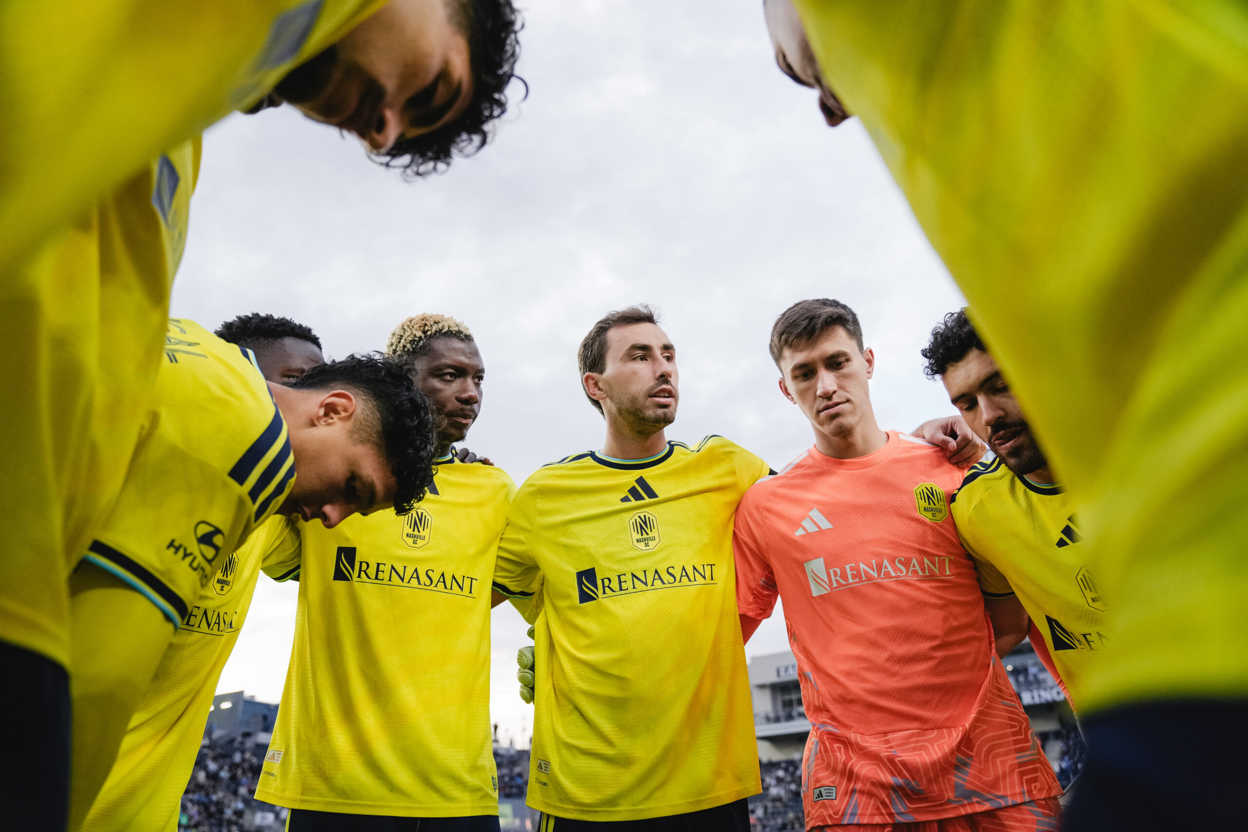 Nashville SC forma su círculo previo al pitazo inicial en el Subaru Park