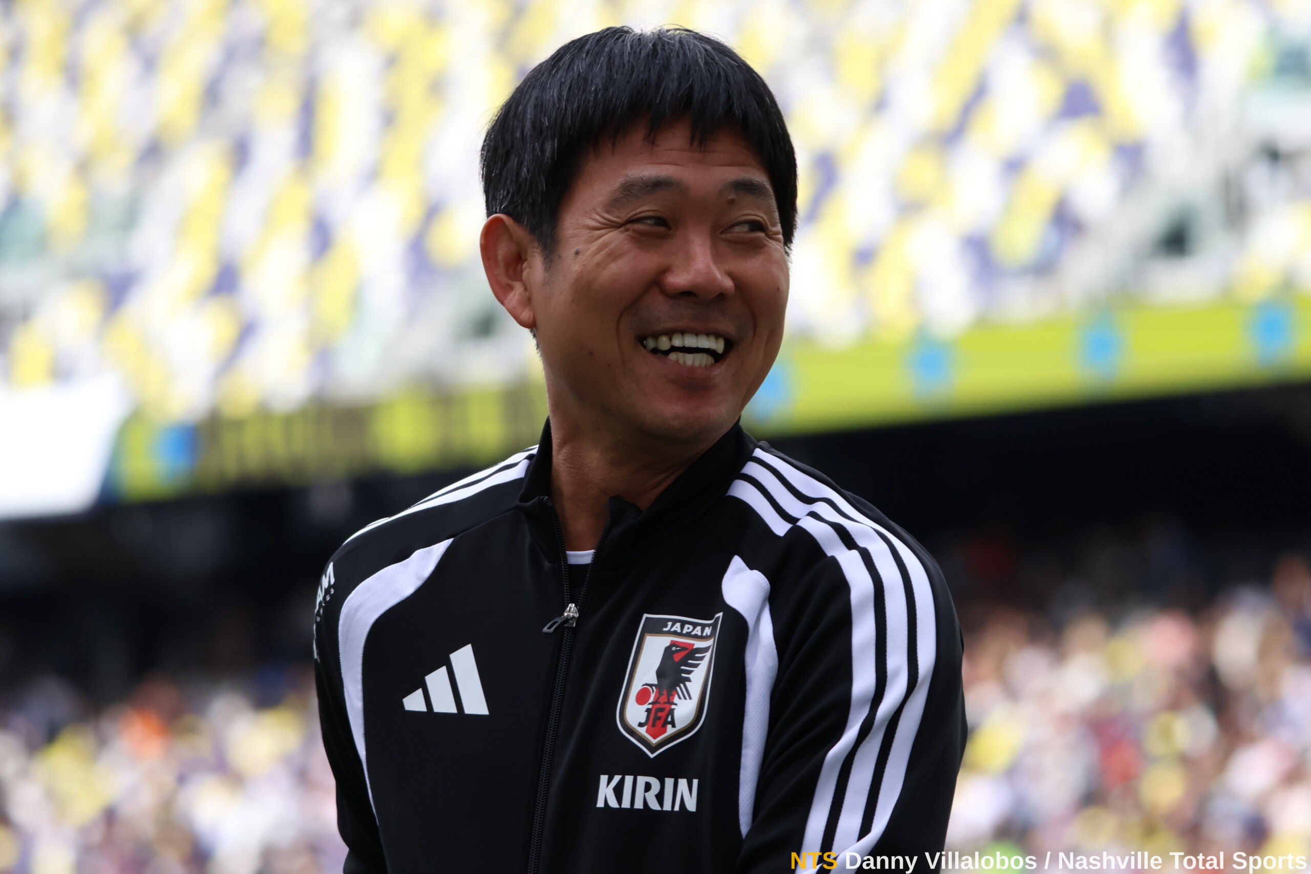Hajime Moriyasu director técnico de Japón sonríe en primer plano durante el entrenamiento abierto en GEODIS Park Nashville