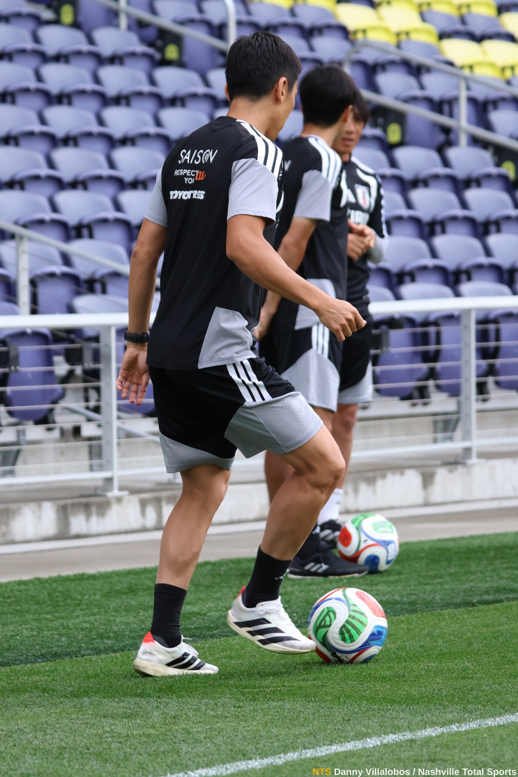 Jugadores de Japón realizan trabajo de pases en el estadio vacío antes del entrenamiento abierto en Nashville