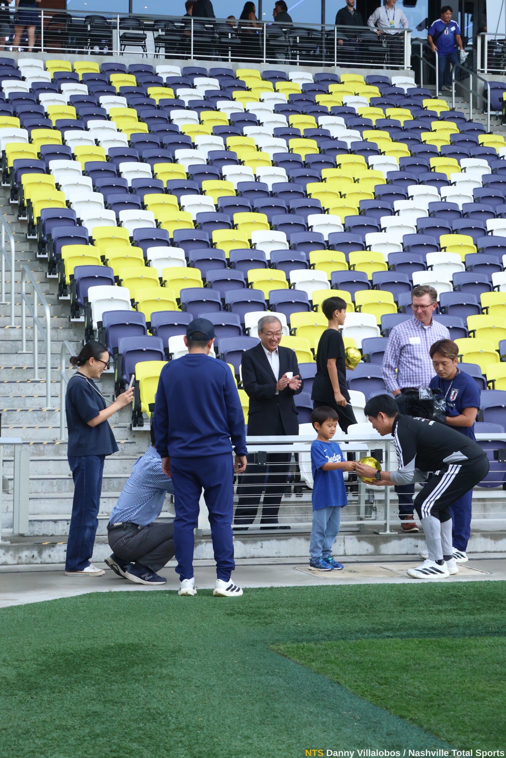 Staff de la selección de Japón regala un balón dorado a un niño aficionado en GEODIS Park Nashville