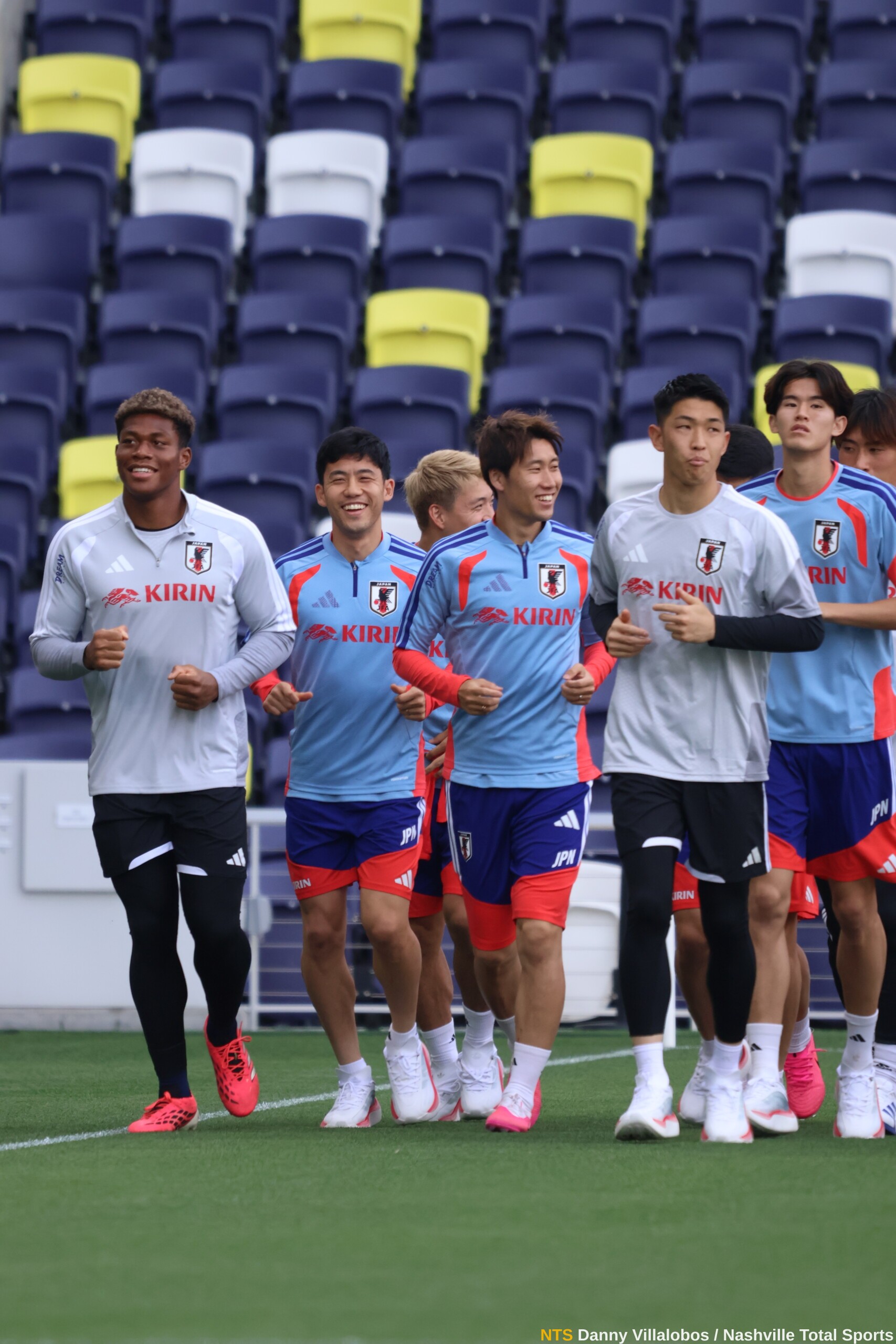 Zion Suzuki portero de Japón encabeza el trote de calentamiento junto a sus compañeros en GEODIS Park