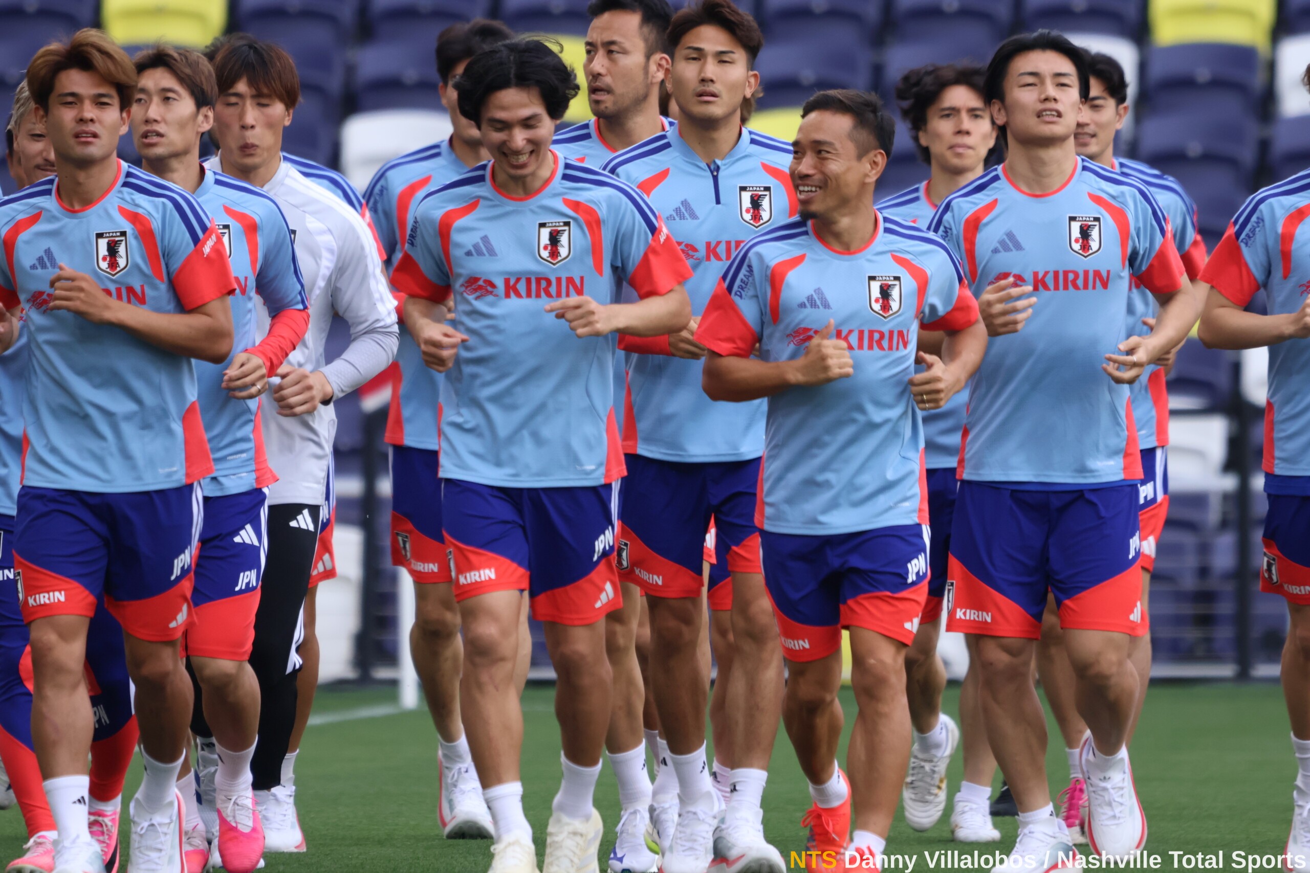Takumi Minamino y Yuto Nagatomo sonríen durante el trote de calentamiento de Japón en GEODIS Park Nashville