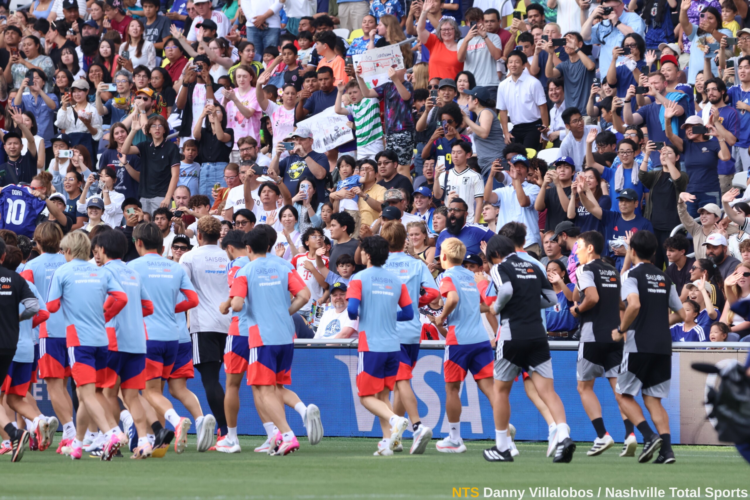 Jugadores de Japón corren hacia la grada repleta de aficionados que los ovacionan en GEODIS Park