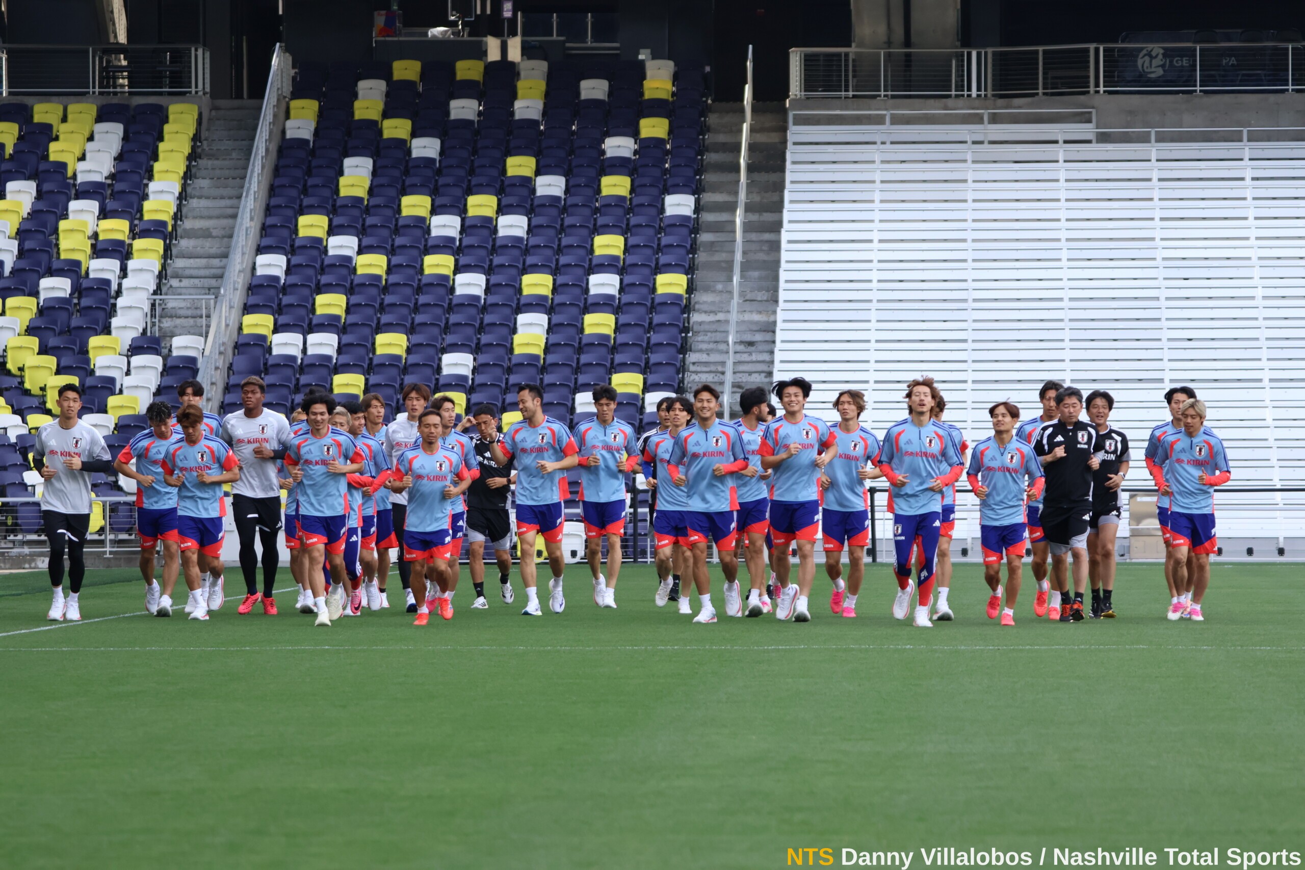 Plantel completo de la selección de Japón trota en línea durante el entrenamiento abierto en GEODIS Park